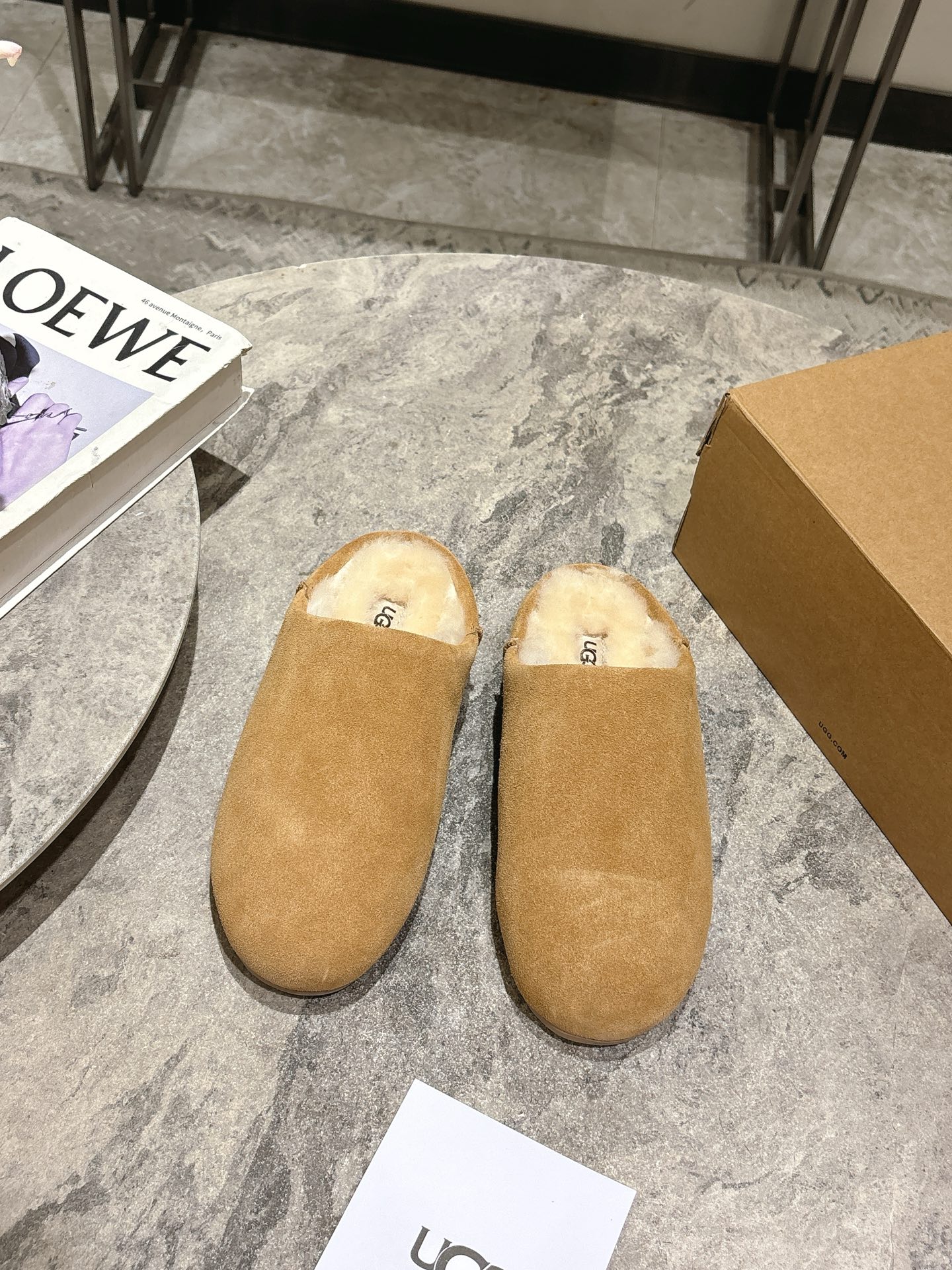 NO:494007,UGG 2025 autumn new style, star-like light mouth casual and lightweight one-legged lazy shoes, Elia slippers new series, lightweight rubber thin sole, light and fashionable, half-hold, one-legged, easy to unlock loose foot feeling, classic fur matched with 10mm wool lining, shoe insole UGG hot embossed brand logo, full texture, black maroon light butter color, Size35-39 (40 custom made), semi-dragged fur shoes19860909UGG 2025秋季新款 明星同款浅口休闲轻薄一脚蹬包头懒人鞋 埃莱亚便鞋新生系列  轻便橡胶薄底时刻轻盈时髦半托一脚蹬轻松解锁松弛脚感经典翻毛皮搭配10毫米羊毛里衬 鞋内底UGG热压花品牌徽标 质感满满 颜色黑色栗色浅黄油色 Size35-39(40定做),半拖毛毛鞋,Women's Shoes