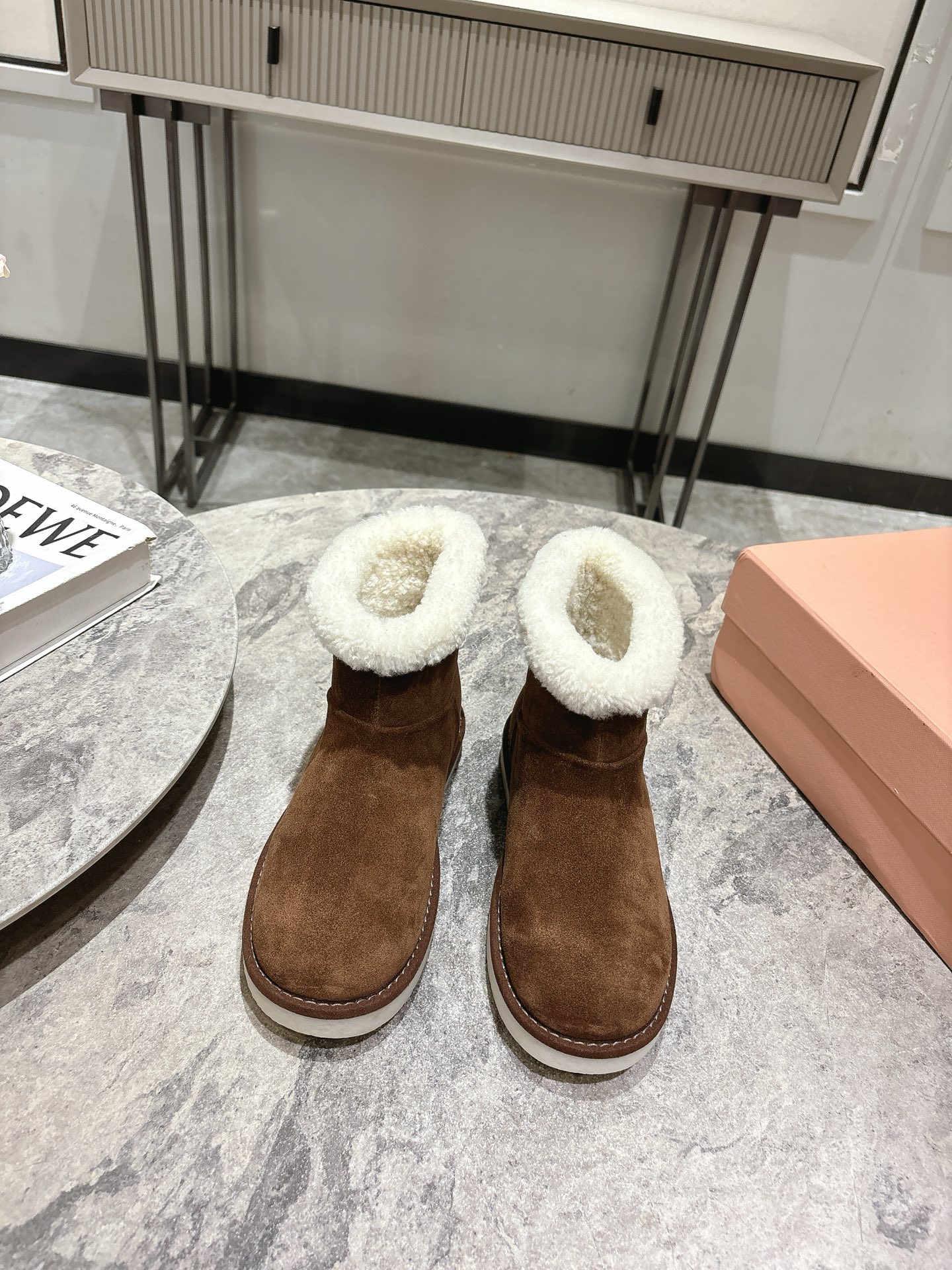 NO:493991,, MIU MIU Miu Miu Han Li's super hot little potato snow boots upgraded version is here!  Its unique shallow-mouth design is easy to match with various clothing, whether it is casual jeans or cute skirts, it can show the right sense of fashion. Adhering to the consistent high-quality craftsmanship, the upper adopts high-end cow fur, delicate and soft, perfectly fits the foot shape, and unparalleled comfort. The inner part is a small curly design with luxurious sheepskin fur, which is warm and skin-friendly, allowing the cold weather to feel the warmth of spring. It is equipped with an anti-slip rubber sole, designed for humid weather, so you can be safe and confident no matter where you go. The unique design of the bottom not only adds a touch of fun, but also highlights the brand's fashion atmosphere. Size 35-39 40 Customized, snow boots, miumiu, boots, skirts, jeans, sheepskin19860909, MIU MIU缪缪 韩里韩气超火小土豆雪地靴升级版来啦！ 其独特的浅口设计,轻松搭配各种服饰,无论是休闲的牛仔裤还是可爱的裙子,都能展示出恰到好处的时尚感. 秉持一贯的优质工艺,鞋面采用高档牛翻毛,细腻柔软,完美贴合脚型,无与伦比的舒适感.内里更是选用奢华羊皮毛一体的小卷毛设计,温暖而亲肤,让寒冷的天气也感受如春般的温暖. 配备防滑橡胶大底,专为湿润天气设计,无论走在哪里都能安稳自信.底面独特的设计,不仅增添了一丝趣味,更彰显品牌的时尚气息. 尺码35-39 40定做,雪地靴,miumiu,boots,skirts,jeans,sheepskin,Women's Shoes