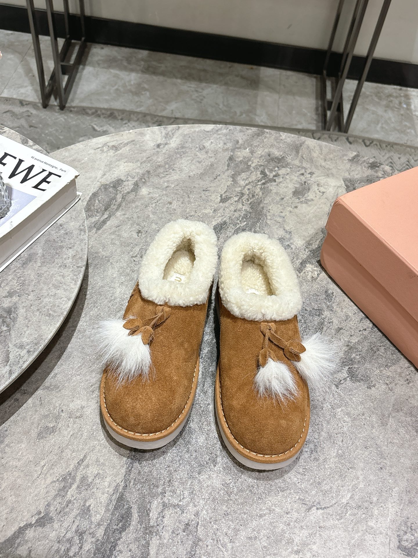 NO:493999,, MIU MIU Miu Miu Han Li's super hot little potato snow boots upgraded version is here!  Single shoes have a unique shallow-mouth design that is easy to match with various clothing. Whether it is casual jeans or cute skirts, they can show the right sense of fashion. Adhering to the consistent high-quality craftsmanship, the upper adopts high-end cow fur, delicate and soft, perfectly fits the foot shape, and unparalleled comfort. The inner part is a small curly design with luxurious sheepskin fur, which is warm and skin-friendly, allowing the cold weather to feel the warmth of spring. It is equipped with an anti-slip rubber sole, designed for humid weather, so you can be safe and confident no matter where you go. The unique design of the bottom not only adds a touch of fun, but also highlights the brand's fashion atmosphere. Size 35-39 40 Customized, snow boots, miumiu, boots, skirts, jeans, sheepskin19860909, MIU MIU缪缪 韩里韩气超火小土豆雪地靴升级版来啦！单鞋 其独特的浅口设计,轻松搭配各种服饰,无论是休闲的牛仔裤还是可爱的裙子,都能展示出恰到好处的时尚感. 秉持一贯的优质工艺,鞋面采用高档牛翻毛,细腻柔软,完美贴合脚型,无与伦比的舒适感.内里更是选用奢华羊皮毛一体的小卷毛设计,温暖而亲肤,让寒冷的天气也感受如春般的温暖. 配备防滑橡胶大底,专为湿润天气设计,无论走在哪里都能安稳自信.底面独特的设计,不仅增添了一丝趣味,更彰显品牌的时尚气息. 尺码35-39 40定做,雪地靴,miumiu,boots,skirts,jeans,sheepskin,Women's Shoes