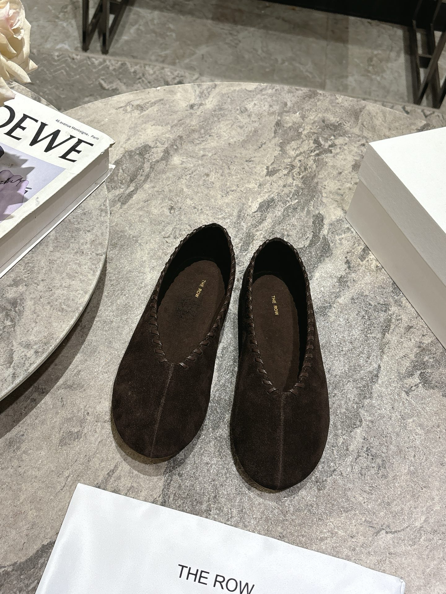 NO:493967,The row Niche trendy brand 25ss spring and summer new style ballet shoes retro single shoes one-foot lazy shoes super soft and comfortable Bohemian style grandma shoes are the only ones. Beauty needs to be shared immediately Super soft and glutinous leather, not tired from walking, super comfortable with soft sole, super comfortable with a soft sole, full of flat head, full of personality Therow style, full of old money style, high mercerized beef reverse velvet upper, inner foot pad sheepskin original imported rubber sole Size35-39 (40.41 custom made without return or exchange), semi-torch, sheepskin19860909The row 小众潮牌 25ss春夏新款 芭蕾舞鞋 复古单鞋 一脚蹬懒人鞋 超级柔软舒适 波西米亚风奶奶鞋非它莫属 美丽需要立马分享 超级软糯的皮子,暴走不累,软底的超级舒服 大方头超级个性 Therow风十足 老钱风满满 鞋面高丝光牛反绒 内里垫脚羊皮 鞋底原版进口橡胶底 Size35-39（40.41定做不退换）,半拖,sheepskin,Women's Shoes