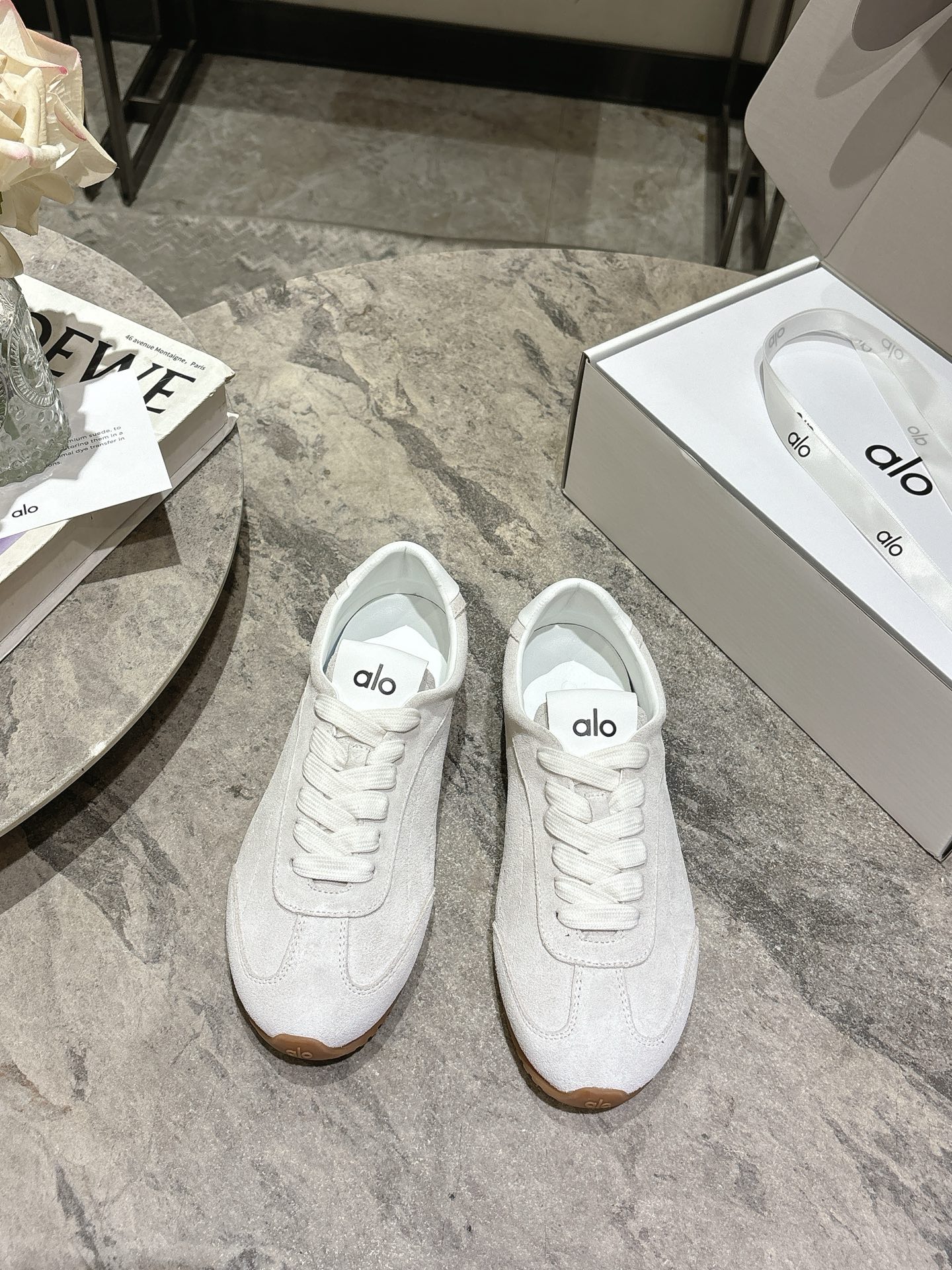 NO:493903,alo2025 autumn and winter latest women's German training shoes casual shoes American yoga clothing brand super popular alo, European and American celebrity private servers first choice This series is really beautiful. Oxford thin sole design, super light and comfortable to wear, not tired, good-looking and fashionable. The fabric is made of high mercerized cowhide. The new season's trend elements are combined. Modern style is simple and high-end. It is easy to match. It looks good no matter how you wear it. Original rubber open mold anti-slip sole Size35-39 (customized for 40), casual shoes/sneakers, cowhide19860909alo2025秋冬最新女款德训鞋 休闲鞋 美国瑜伽服品牌超火的alo 欧美明星私服首选 这系列真的太好看了 牛津薄底的设计 上脚超级轻便舒服 暴走不累 好看又时尚 面料釆用高丝光牛皮 新季的潮流要素相结合 现代风格简约高级 随意搭配 怎么穿都好看 原版橡胶开模防滑大底Size35-39(40定做),休闲鞋/运动鞋,sneakers,cowhide,Women's Shoes