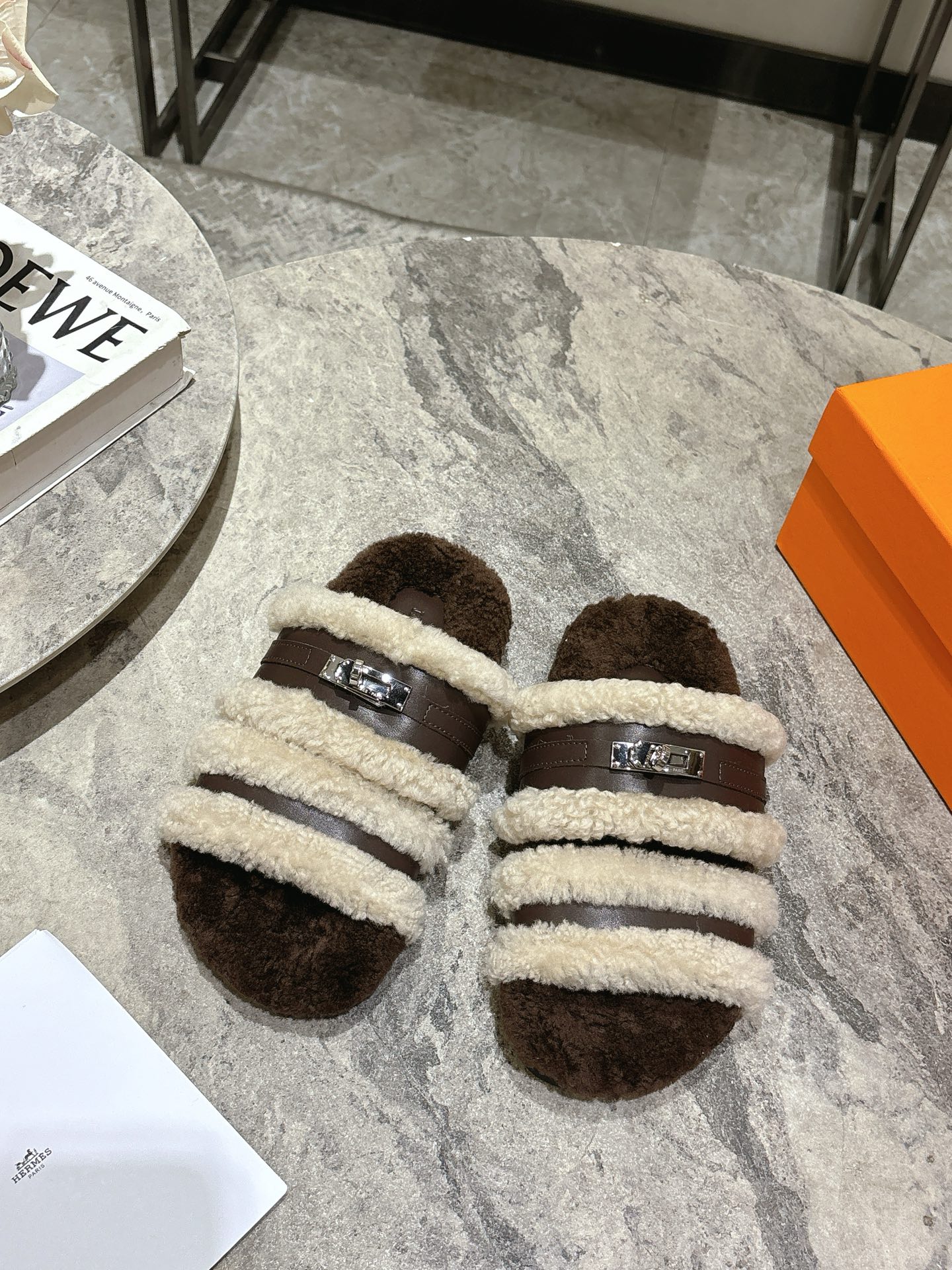 NO:493937,ΗERME* Ai*ma*shi H-drag classic autumn and winter second uncle wool slippers, fluffy and lazy style, it feels so comfortable to wear!  !  Note: Only make high-end quality!  !  Align the counter quality, positive size, top imported cowhide/imported cowhide upper, footbed wool, large sole open mold TPU, non-slip sole Size35-39 (customized for 40), fur shoes, slippers, cowhide19860909ΗERME* 爱*马*仕 H拖秋冬经典款二舅羊毛拖鞋,毛绒绒的慵懒风 上脚简直太舒服了！！ 注意 只做高端品质！！对准专柜品质 正码 鞋面顶级进口牛皮/进口牛皮 垫脚羊毛 大底开模TPU、防滑大底 Size35-39（40定做）,毛毛鞋拖鞋,slippers,cowhide,Women's Shoes