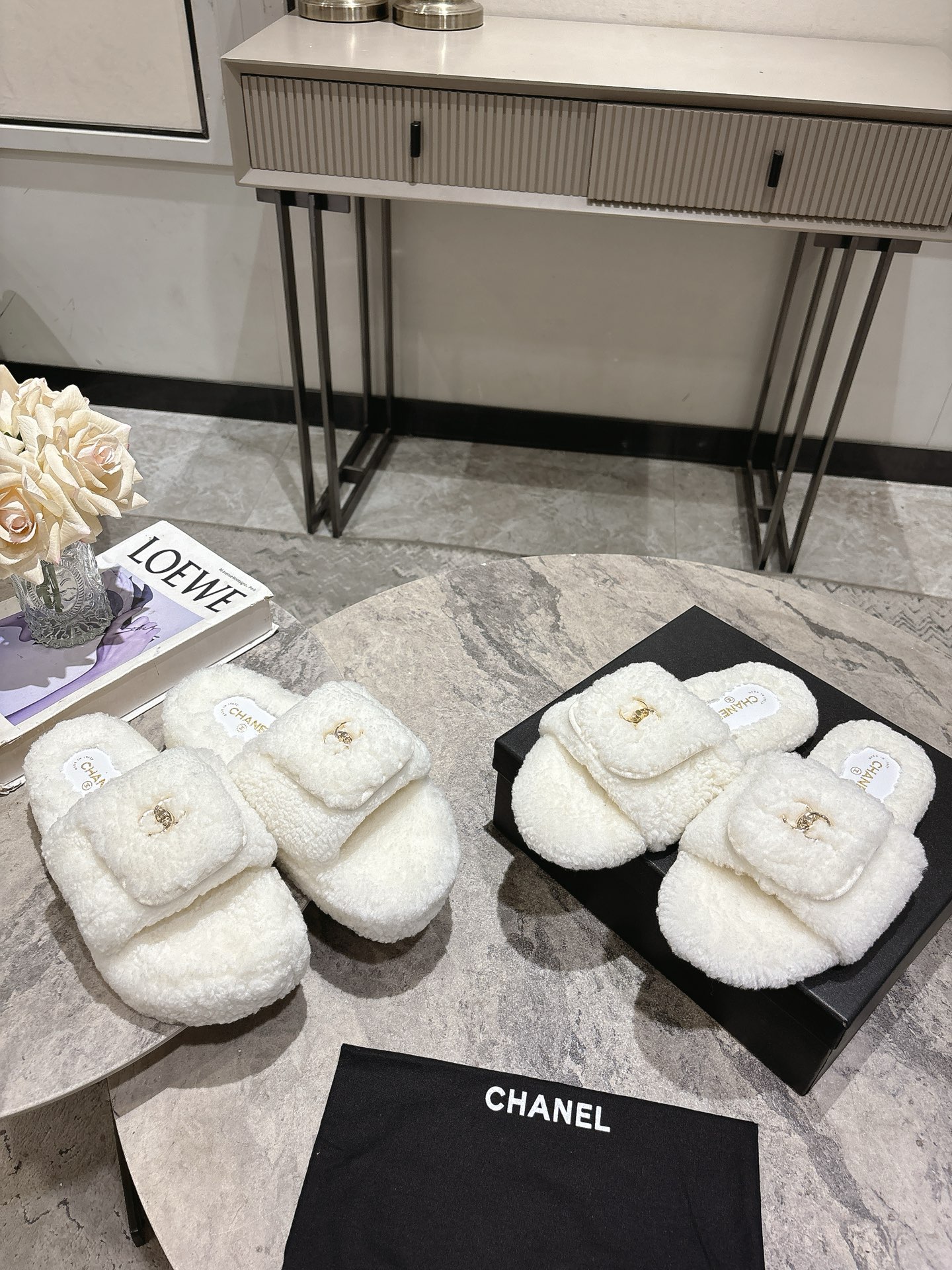 NO:493931,Thin sole, thick sole. CHANEL Chanel's latest double C pocket hair drag in autumn and winter~ There are so many celebrities and celebrities plant grass. This pair of hair drag is also very good. The design of the small bag is full of details. Classic double C logo pattern. The brand recognition is extremely high. It is perfect with autumn and winter denim shorts. Big love style, with fashionable elements, the upper surface is full of nobleness, fashionable but not overly ostentatious. The inner foot pad is real wool. Original non-slip sole Size for women 35-39 (customized for 40), fur shoes and slippers, chanel, chanel, slippers, shorts19860909薄底,厚底. CHANEL香奈儿秋冬最新款双C口袋毛拖～  超多明星网红种草 这双毛拖也是好好看 小包包设计细节感拉满 经典双C logo图案 品牌辨识度极高 搭配秋冬的牛仔短裤 简直就是完美呀 大爱款,有时尚元素,鞋面外表 贵气感十足 时尚却不过分张扬 鞋面内里垫脚真羊毛 原版防滑大底Size女35-39（40定做）,毛毛鞋拖鞋,chanel,chanel,slippers,shorts,Women's Shoes