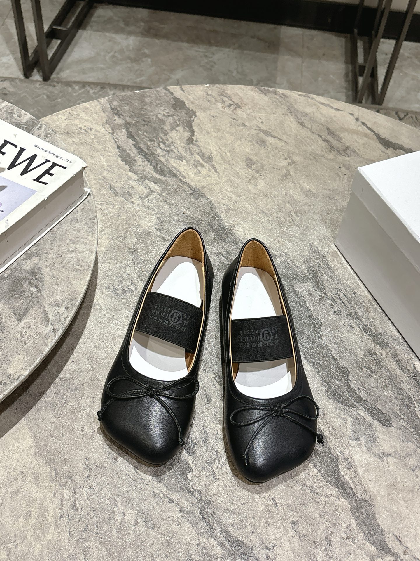 NO:493952,, Maison Margiela MM6 flat-heeled apple-toe ballet shoes autumn and winter Maison Margiela designer is so talented and uses '6' flat-heel as design element to create shoes. Single shoes are capable and exquisite, sexy and personalized, fabric cowhide, inner cowhide, original molded heel, imported genuine leather sole from Italy Heel: 1cm Size: 35-40 (40 custom made without return or exchange), ballet shoes, masion margiela,masion margiela,cowhide,Leather soles19860909, Maison Margiela MM6平跟苹果头芭蕾舞鞋秋冬 马吉拉设计师太有才了 采用“6”平跟作为设计元素打造鞋品 单鞋干练精致 性感个性 面料牛皮 内里牛皮 原版开模鞋跟 意大利进口真皮大底 鞋跟: 1cm 码数:35-40（40订做不退不换）,芭蕾舞鞋,masion margiela,masion margiela,cowhide,Leather soles,Women's Shoes