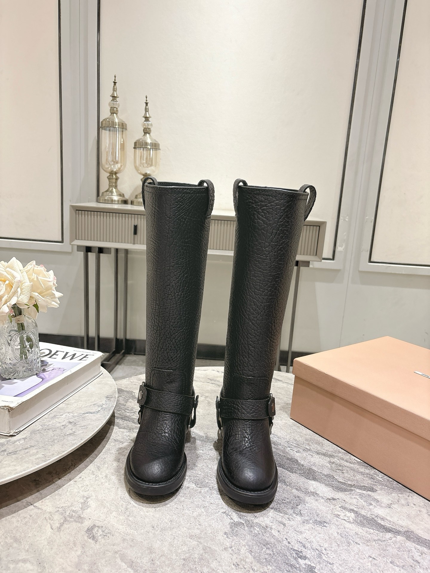 NO:493951,MIUMIU Miu Miu's new autumn and winter heavy industry motorcycle rider boots, high boots, the most worth buying boots this year, no one!  Many internet celebrities have taken it. Miumiu is really cool and spicy this autumn and winter. The limited edition of autumn and winter is very difficult to buy in the counter. It looks very hard and is actually very soft and easy to wear!  Excellent feet feel!  The boots are wide and can be worn with thick legs and thin legs, and they can be loose and look straight!  !  Fabric: elephant leather inner cowhide, broad sole: original molded rubber sole, size 35-40 (40 custom made without return), boots, miumiu, boots, cowhide19860909MIUMIU缪缪秋冬新品重工机车骑士靴 高靴 今年最值得入手的靴子 没有之一！超多网红明星上脚 miumiu今年秋冬确实泰酷辣 秋冬限定款 专柜非常难买 看着很硬的样子 其实非常软巨好穿！脚感超赞！ 靴筒宽大 不管腿粗腿细 都能穿出宽松感而且非常显腿直！！ 面料:大象皮 内里牛皮 大底:原版开模橡胶底 码数35-40（40定制不退换）,靴子,miumiu,boots,cowhide,Women's Shoes