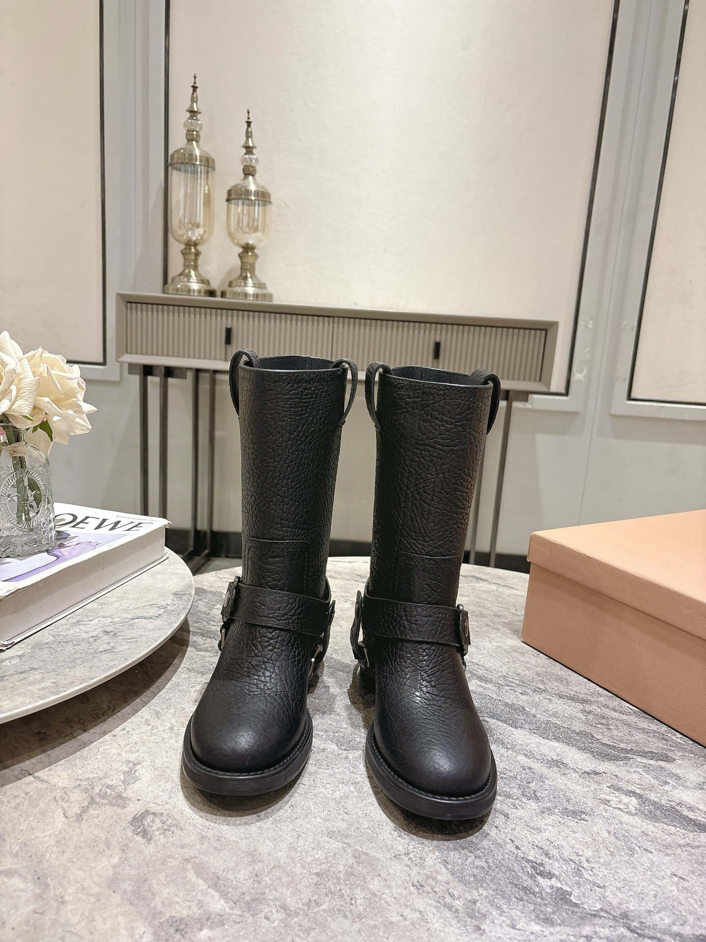 NO:493958,MIUMIU Miu Miu's new autumn and winter heavy industry motorcycle short boots, Martin boots, the most worth buying boots this year, no one!  Many internet celebrities have taken it. Miumiu is really cool and spicy this autumn and winter. The limited edition of autumn and winter is very difficult to buy in the counter. It looks very hard and is actually very soft and easy to wear!  Excellent feet feel!  The boots are wide and can be worn with thick legs and thin legs, and they can be loose and look straight!  !  Fabric: elephant leather inner cowhide, broad sole: original molded rubber sole, size 35-40 (40 custom made without return), boots, miumiu, boots, cowhide19860909MIUMIU缪缪秋冬新品重工机车短靴 马丁靴 今年最值得入手的靴子 没有之一！超多网红明星上脚 miumiu今年秋冬确实泰酷辣 秋冬限定款 专柜非常难买 看着很硬的样子 其实非常软巨好穿！脚感超赞！ 靴筒宽大 不管腿粗腿细 都能穿出宽松感而且非常显腿直！！ 面料:大象皮 内里牛皮 大底:原版开模橡胶底 码数35-40（40定制不退换）,靴子,miumiu,boots,cowhide,Women's Shoes