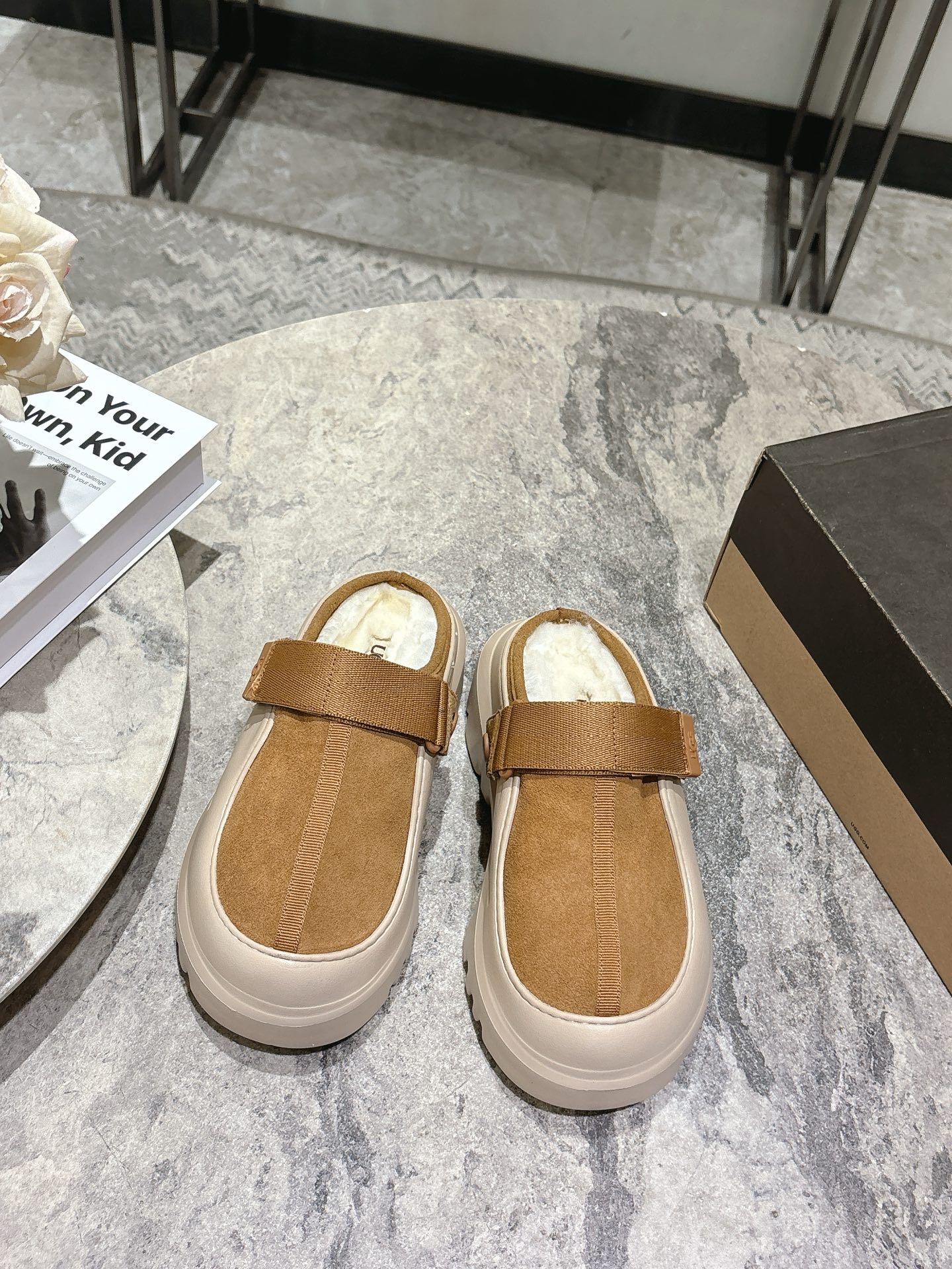 NO:493890,UGG's new Boken wool thick sole small internet celebrity drag/single shoes, little fat Dingdudu drag/single shoes... Upper reverse velvet leather IP foamed outsole Original pure wool inner lining, versatile and fashionable!  Size35-39 (40 custom made), semi-torched fur shoes19860909UGG新款博肯羊毛厚底小网红拖/单鞋,小胖丁嘟嘟拖/单鞋… 鞋面反绒皮 IP发泡大底 原版纯羊毛内里,百搭时尚！ Size35-39(40定做),半拖毛毛鞋,Women's Shoes