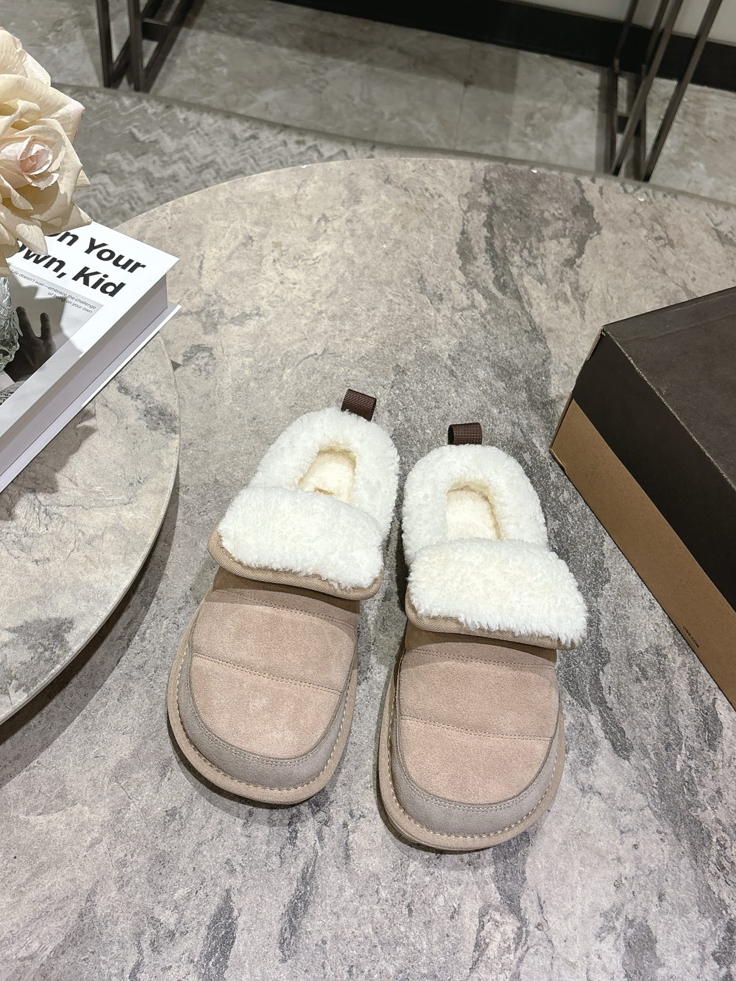 NO:493894,, UGG25's latest autumn and winter wool snow boots are available for new!  ugg Alpian series fur shoes, short boots, comfortable and lightweight, unique color matching for fur decoration, both classic and fashionable, allowing you to stand out easily among the crowd. Size 35-39 (40 customized), semi-drag fur shoes, boots19860909, UGG25最新款秋冬羊毛雪地靴上新啦！ ugg阿尔派系列毛毛鞋 短靴 舒适轻便 翻毛装饰独特的配色 即经典又时尚 让你在人群中轻松脱颖而出 码数35-39(40定做),半拖毛毛鞋,boots,Women's Shoes