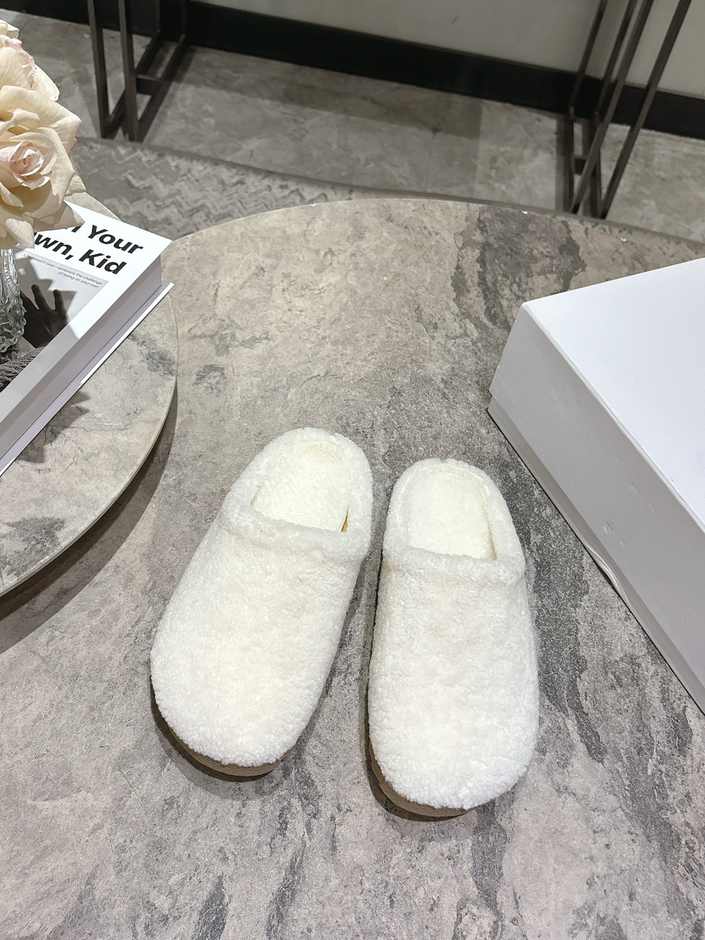 NO:493898,, ALO niche trendy brand 25ss spring and summer new flat bottom Boken wool semi-drag This alo understands girls better than Nike!  Super versatile!  And super comfortable!  It looks better when putting on socks!  Super comfortable to wear. The overall shoe is also a classic color-blocking and contrasting color design with the delicate leather texture on the upper. The fabric uses original imported Niujing/wool. Inner footbed wool. Original custom non-slip rubber sole. Size35-40 (40 custom-made without return or exchange), semi-dragged fur shoes.19860909, ALO 小众潮牌 25ss春夏新款平底博肯羊毛半拖 这款alo比耐克更懂女生！上脚超级百搭！而且超级舒适！ 套上袜套搭配更好看！上脚超级舒服 鞋子整体也是经典的拼色撞色设计搭配鞋面细腻的真皮纹路肌理感 面料采用原版进口牛京/羊毛 内里垫脚羊毛 鞋底原版定制防滑橡胶大底 Size35-40（40定制不退换）,半拖毛毛鞋,Women's Shoes