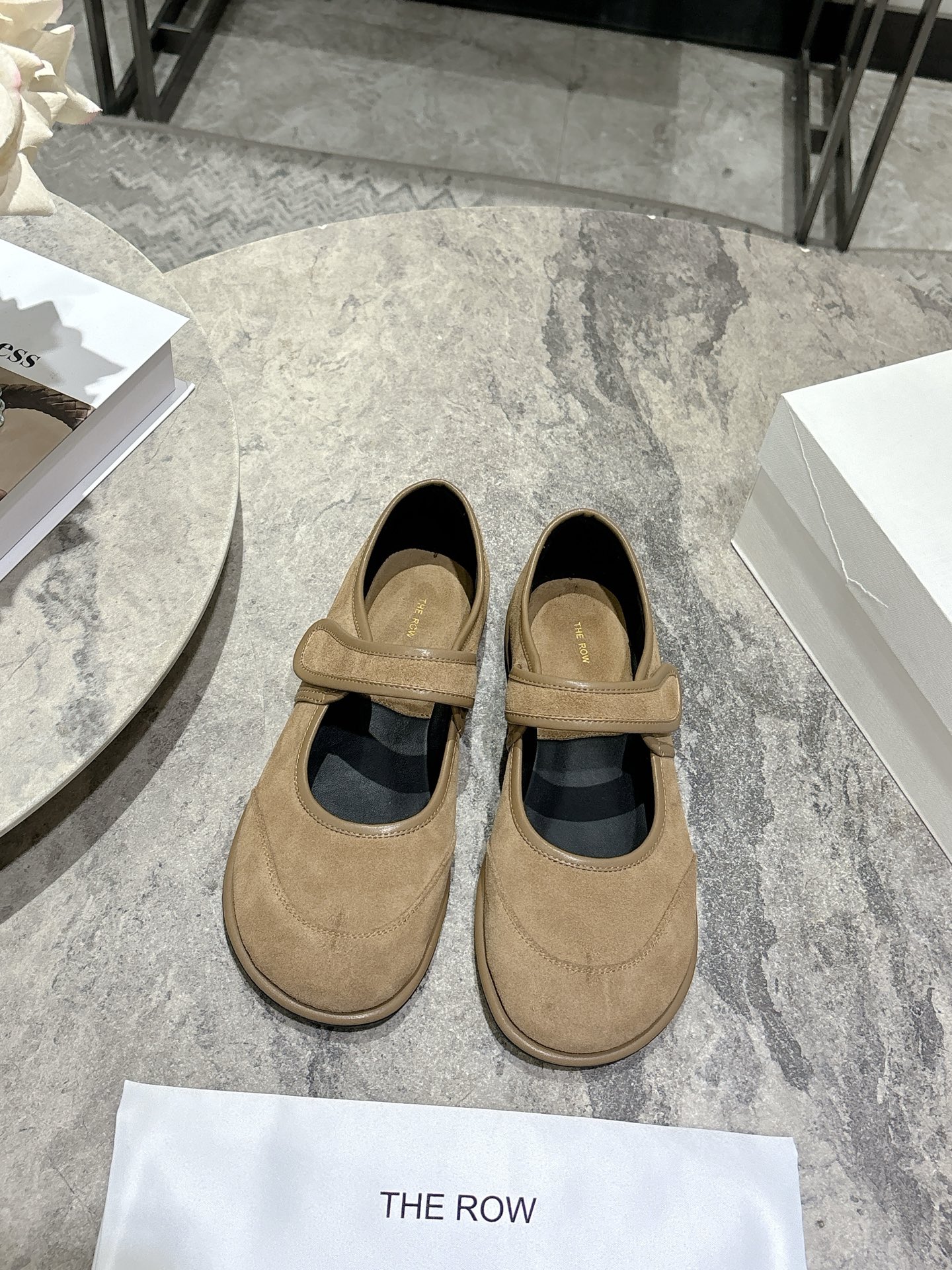 NO:705635,therow 2025 new autumn and winter minimalist round toe ballet shoes The Row's new season design continues minimalism New Canal slip-on flat shoes Cloud-like soft shoe body combines high-quality texture and ease of wear The shoe shape still uses the simplest tones and tailoring to create the most advanced texture Elegant and comfortable Imported suede upper sheepskin lining insole Original rubber outsole Size35-39 (40.41  Custom-made (non-refundable), single shoes, flats, sheepskin, chamois leather19860909therow 2025 秋冬新品极简圆头 芭蕾舞 单鞋 The Row新一季的设计延续极简主义 新款 Canal一脚蹬平底鞋 云朵般柔软的鞋体 兼具优质质感与易穿性 鞋型上依旧用最简洁的色调和剪裁做出最高级的质感 优雅舒适 进口麂皮鞋面羊皮内里鞋垫  原版橡胶大底 Size35-39（40.41 订做不退换）,单鞋,flats,sheepskin,chamois leather,Women's Shoes