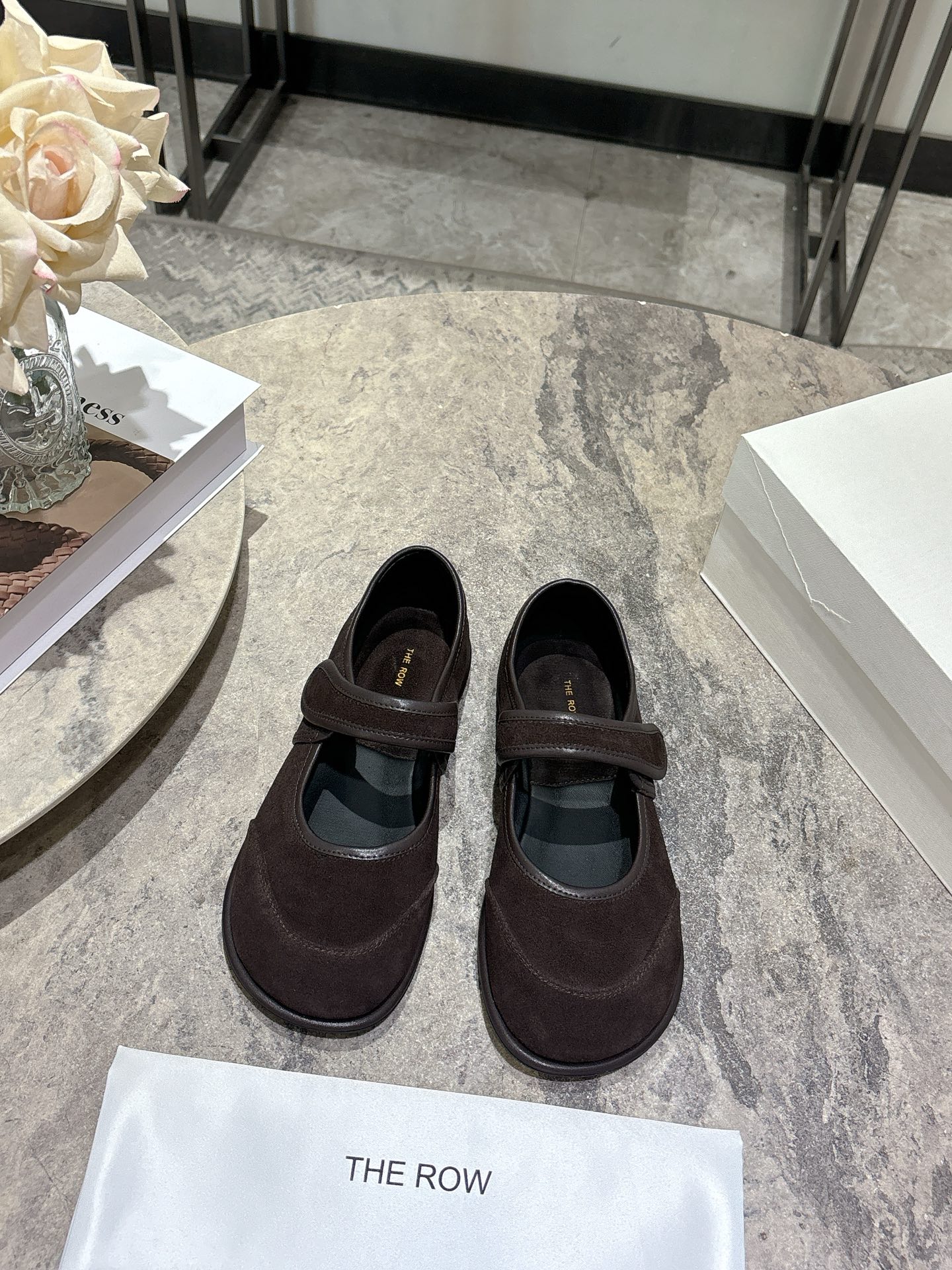 NO:546489,therow 2025 autumn and winter new minimalist round toe ballet single shoes The Row's new season's design continues minimalism New Canal flat shoes The cloud-like soft shoe body combines high-quality texture and ease of wear. The shoe shape still uses the simplest tones and tailoring to create the most advanced texture. Elegant and comfortable Imported suede upper sheepskin inner insole Original rubber outsole Size35-39 (40.41 Custom made without return), ballet shoes, flats, sheepskin, chamois leather19860909therow 2025 秋冬新品极简圆头 芭蕾舞 单鞋 The Row新一季的设计延续极简主义 新款 Canal一脚蹬平底鞋 云朵般柔软的鞋体 兼具优质质感与易穿性 鞋型上依旧用最简洁的色调和剪裁做出最高级的质感 优雅舒适 进口麂皮鞋面羊皮内里鞋垫  原版橡胶大底 Size35-39（40.41 订做不退换）,芭蕾舞鞋,flats,sheepskin,chamois leather,Women's Shoes