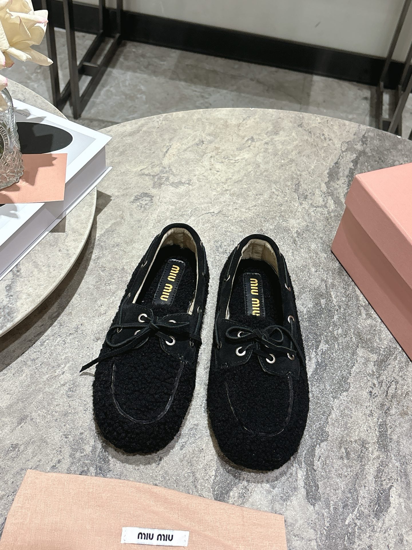 NO:546466,Miumiu 25 autumn and winter new retro wool loafers, simple and casual matching, showing high-end feel, comfortable to put on the foot, must-have for shoe cabinet, original old cowhide, cowhide, matte footbed, original rubber sole, size: 35-39 (40 customized) original consistent packaging, loafers, miumiu, loafers, cowhide19860909Miumiu缪缪25秋冬新款复古羊毛乐福鞋 时间简约随意搭配 尽显高级感 上脚舒适 鞋柜必入款 原版做旧牛皮 牛皮里 毛里垫脚 原版橡胶底 码数:35-39 (40定做) 原版一致包装,乐福鞋,miumiu,loafers,cowhide,Women's Shoes