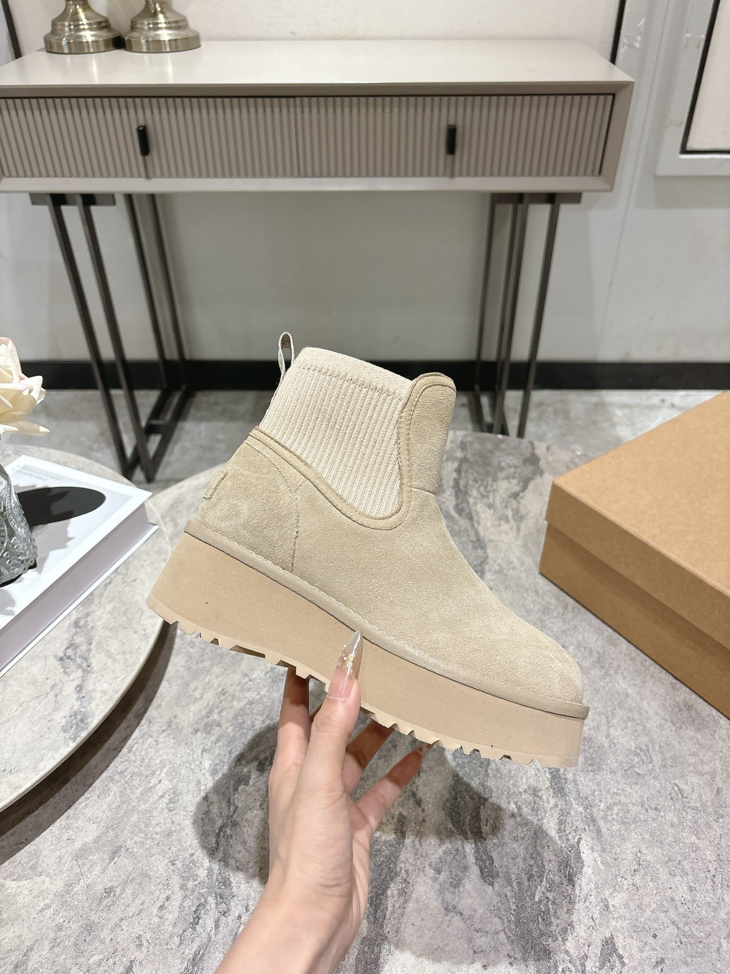 NO:546458,UGG｜City Chelsea Boots Snow Boots Maroon mustard seed color · Water-resistant overturned fur · Threaded knitted upper · Fabric lining · About 14cm boot barrel, heel height about 5cm Size35-39 (40 custom made), boots, boots19860909UGG｜城市方可切尔西靴雪地靴 栗色 芥菜籽色 ·防泼水翻毛皮 ·螺纹针织鞋面 ·织物里衬 ·约14cm靴筒、鞋跟高度约5cm Size35-39(40定做),靴子,boots,Women's Shoes