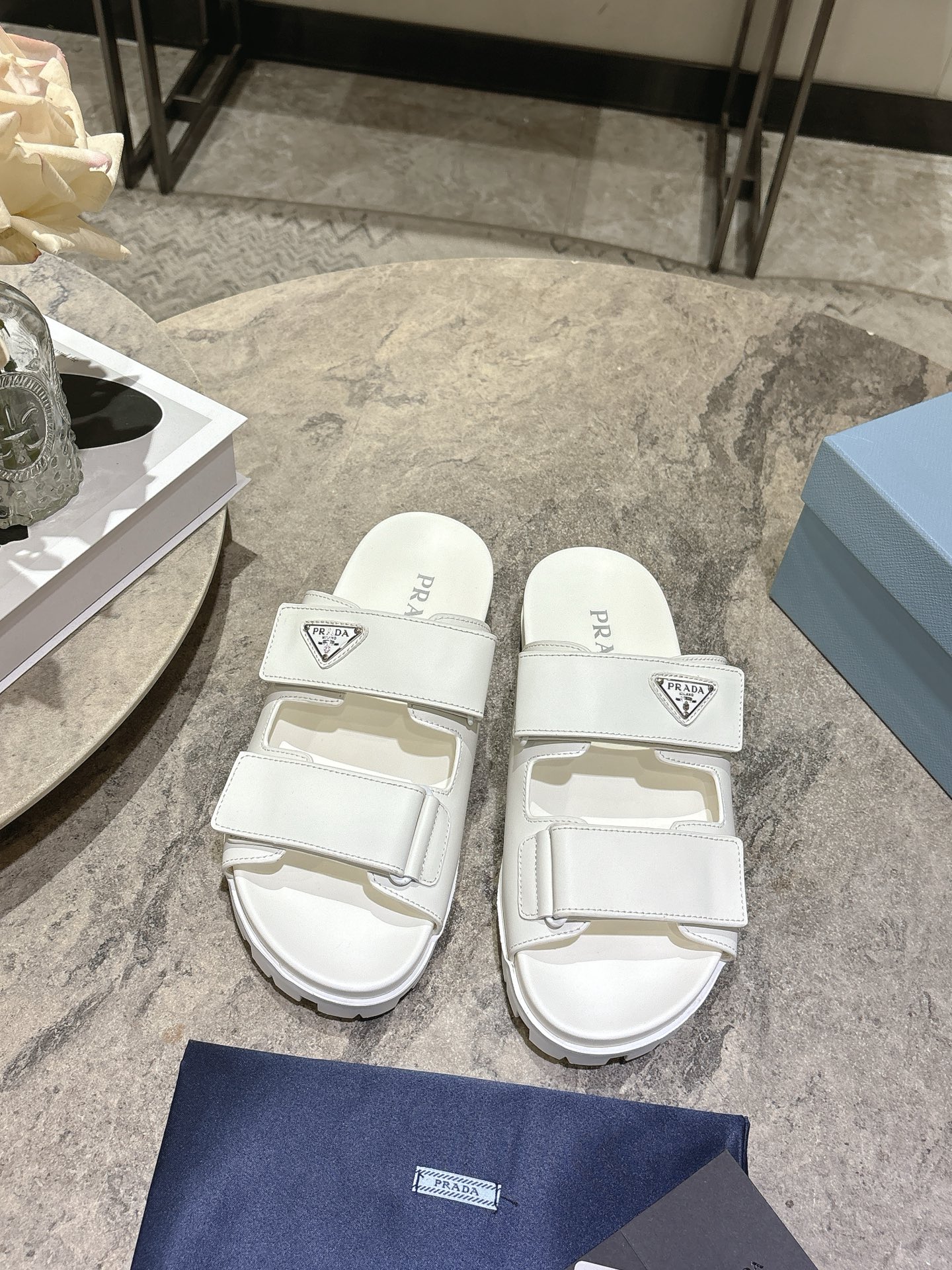 NO:546451,Women, Men's 10 Prada Prada 2025 Spring and Summer New Sandals Double-breasted/Velcro slippers Latest catwalk series Classic upgrade Comfort and fashionable coexistence Each color matches well, design and matching different styles, original custom cowhide cowhide, inner lining: Original custom sheepskin inner lining, original mold opening non-slip sole size: women 35-39 men 40-44 (women 40.41 men 39.45 custom), slippers, prada, prada, sandals, slippers, cowhide, sheepskin19860909女 男10 Prada 普拉达2025春夏新款凉鞋 双排扣/魔术贴拖鞋 最新走秀系列 经典升级 舒适度与时髦度并存 每个颜色搭配都好看,设计搭配不同风格需求 鞋面原版定制牛皮 垫脚原版定制牛皮 内里: 原版定制羊皮内里 大底原版开模防滑大底 size :女35-39 男40-44(女40.41男39.45定做),拖鞋,prada,prada,sandals,slippers,cowhide,sheepskin,Women's Shoes