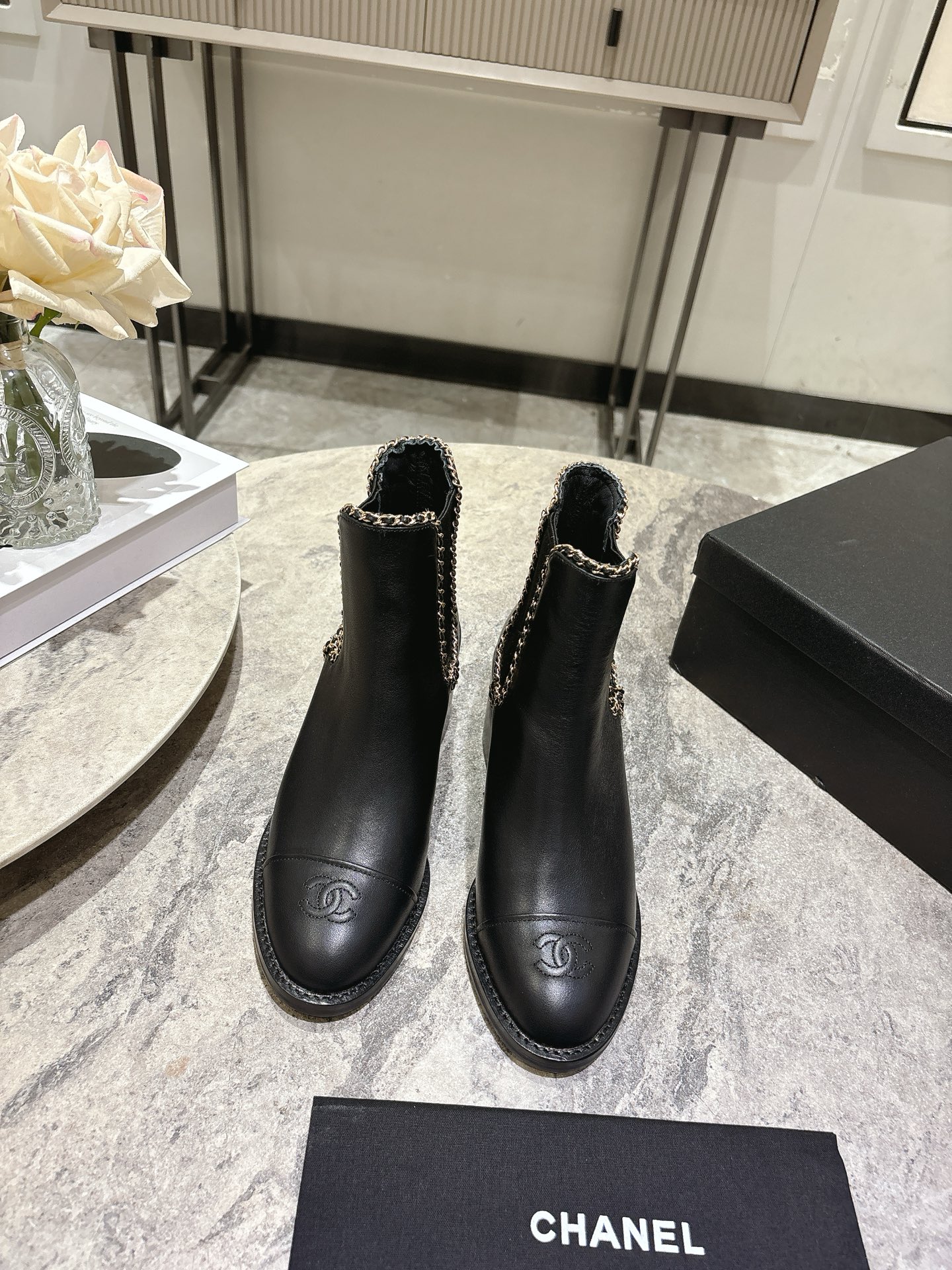 NO:546447,, CHANEl｜Xiaoxiang 25K Double C Chain Color Block Chels thick-heeled short boots When the neat outline of Chelsea boots meets Xiaoxiang This short boots use color blocking ingenuity and metal texture to redefine the elegance and simplicity of autumn and winter. The neat and double C and chains of color blocking are enough to tell the style. Select delicate leather and matte beef reverse velvet splicing Select shiny calfskin and matte suede splicing The contrasting colors of classic black and milky white come with retro tension, which is a contemporary tribute to the brand's classic color matching. The 5cm thick heel is ergonomically polished to take into account heightening to modify the leg shape and long-term comfort. The elastic webbing on the lip of the shoe retains the casualness of the Chelsea boots. The chain decoration of the boot mouth is the soul. The cold light texture and the color blocking material form a clever contrast. This pair of short boots are not only autumn and winter shoes.  Chanel uses classic genes and modern design to inject elegant confidence into every step, making daily walking a fashionable landscape. The fabric is made of original custom leather, the inner foot pads are all sheepskin, imported Italian leather soles size35-39 (customized on 40/41), boots, chanel, boots, cowhide, sheepskin, chamois leather, Leather soles19860909, CHANEl｜小香25K 双C链条拼色 切尔粗跟西短靴 当切尔西靴的利落轮廓邂逅小香 这款短靴以拼色巧思与金属质感 重新定义秋冬的优雅与率性. 拼色的利落与双C、链条已足够诉说格调. 甄选细腻皮革与哑光牛反绒拼接 甄选亮面小牛皮与哑光麂皮拼接 经典黑与奶白的撞色自带复古张力 恰是对品牌经典配色的当代致敬. 5cm粗跟经人体工学打磨 兼顾增高修饰腿型与久走舒适 鞋口弹性织带保留切尔西靴“一脚蹬”的随性 靴口链条装饰是灵魂所在 冷光质感与拼色材质形成巧妙反差 这双短靴不止是秋冬鞋履 更是Chanel用经典基因与现代设计 为每一步注入的优雅底气 让日常行走都成为移动的时尚风景. 面料采用原版定制皮料 内里垫脚均为羊皮 意大利进口真皮大底 size35-39（40/41定制）,靴子,chanel,boots,cowhide,sheepskin,chamois leather,Leather soles,Women's Shoes