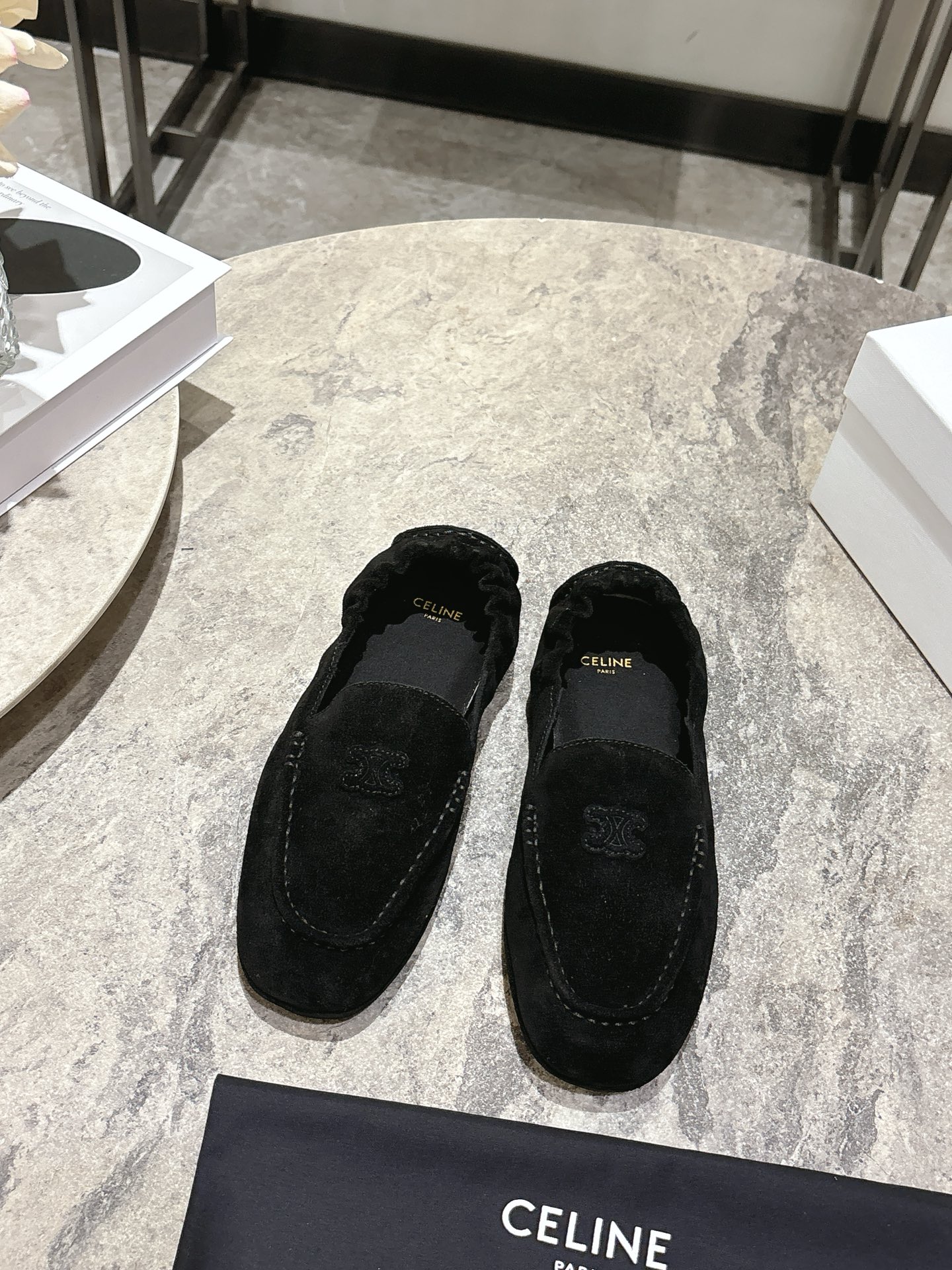 NO:546435,[CELINE·Silin] The latest ADAM loafer mules series is presented. The new top version of the original elastic goat Jing suit midsole 3D three-dimensional logo, original customized reverse velvet sheepskin, perfectly match the color of the counter, private model outsole. Women's size 35-39 (customized for 40), loafers, celine, loafers, sheepskin, sheep19860909【CELINE·思琳】最新呈现ADAM乐福鞋穆勒鞋系列.全新顶级版本一脚蹬原版弹力羊京套包包中底3D立体logo,原版定制反绒羊皮,完美契合专柜颜色,私模大底. 女码35-39(40定做),乐福鞋,celine,loafers,sheepskin,sheep,Women's Shoes