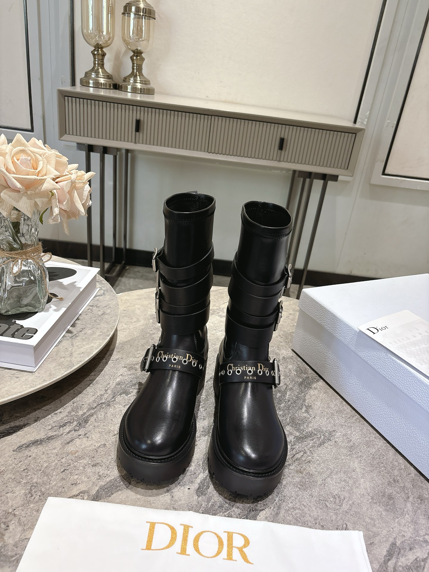 NO:546480,Dior's latest autumn and winter catwalk punk-style long boots, so many celebrity fashion bloggers plant grass. There are so many good-looking styles in D's season. Retro punk style design, recognizable logo embellishment, brand value is full of the most popular fabric heel shoe shapes at the moment, not picky about the legs at all, and become long legs in seconds when you put your feet on, which is super slim and versatile!  It's absolutely amazing. Imported calfskin on the upper, imported calfskin on the inner, original mold combination sole Size35-41 (customized by 40 41), boots, dior, dior, dior, boots, cowhide19860909Dior迪奥秋冬最新走秀款朋克风带子长靴 超多明星时尚博主种草 D家这一季好看的款式真的是太多了 复古朋克风的设计 极具辨识度的logo点缀 品牌价值拉满 当下最流行的面料跟鞋型 完全不挑腿型 上脚秒变大长腿,超级显瘦又百搭！简直绝绝子了 鞋面进口头层小牛皮 内里进口牛皮里 原版开模组合大底 Size35-41（40 41定做）,靴子,dior,dior,dior,boots,cowhide,Women's Shoes