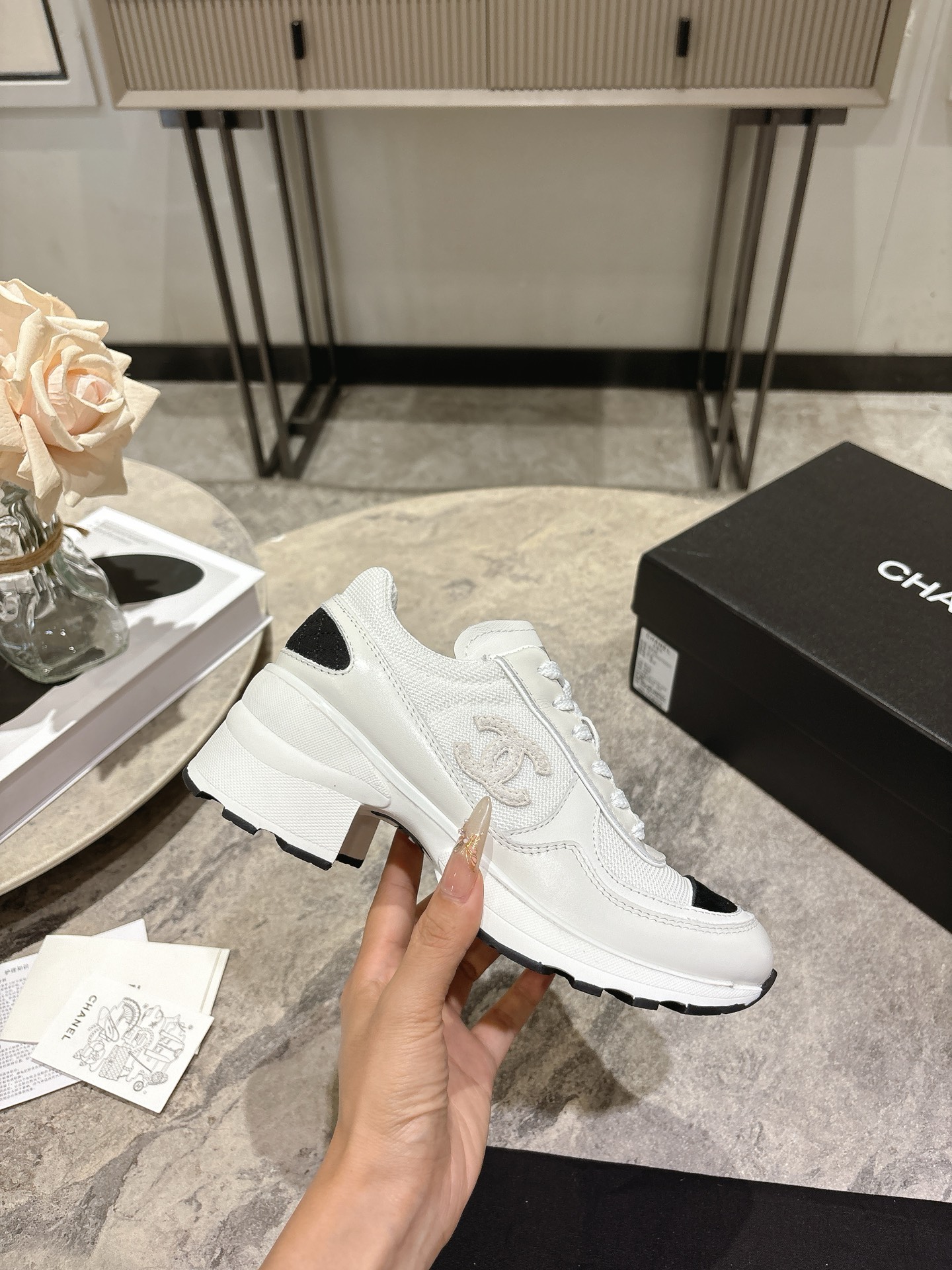 NO:546488,Top version, Chanel Chanel's latest 25C casual thick heel heightened sneakers, original mold customization, invincible and beautiful and easy to wear, absolutely fairy style, super comfortable, high-end and durable color matching, versatile, casual casual sports style, cool and natural, interpreting Chanel's fashionable feminine temperament, upper, custom imported calfskin mesh, inner, original one-to-one professional custom mesh, heel height 2CM/4CM, original custom mold opening TPU combination sole, women's size 35-39 (40 custom made), casual shoes/sports shoes, chanel, chanel, sneakers, cowhide19860909顶级版本, Chanel 香奈儿最新25C休闲粗跟增高运动鞋 原版模具定制 无敌漂亮又好穿 绝对仙女款 超级舒服,配色高级耐看 百搭 率性的休闲运动风,飒爽又自然,演绎香奈儿的时髦女性气质 鞋面 采用定制进口小牛皮网布 内里 原版一比一专业定制网布 跟高2CM/4CM 原版定制开模TPU组合大底 女码35-39(40定做),休闲鞋/运动鞋,chanel,chanel,sneakers,cowhide,Women's Shoes