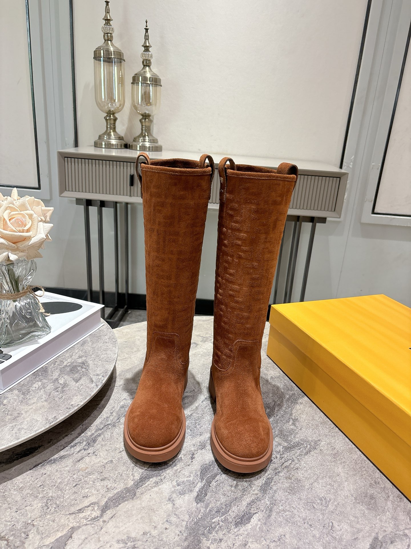 NO:562714,High boots, Fendi's new autumn and winter boots. Presbyopic boots are also very easy to wear. They show straight legs and are worn with a short flight jacket. The zipper-less design is more beautiful. They are really retro. Isn't this the flat high boots that the little fairy Meng has been looking for? The whole shoe style has both British temperament and Roman casualness~!  Balanced in spontaneity and elegance. Material original split hardware, high mercerized cowhide, imported cowhide lining, special embossing process, TPU original outsole Size35-39 (40.41 custom-made, non-refundable), boots, fendi, fendi, boots, jackets & coats, cowhide19860909高靴, Fendi芬迪秋冬新款长筒靴 老花靴 也太好穿了 超级显腿直 外搭短款的飞行夹克# 无拉链设计更加美观 真的炒鸡复古～这不就是小仙女萌一直在找的平底高筒靴～整个鞋型既有英伦气质,又有罗马随性～！在率性和优雅中平衡. 材质原版分体五金 高丝光牛绒 进口牛皮里 特殊压印工艺 TPU原版大底 Size35-39（40.41定做不退换）,靴子,fendi,fendi,boots,jackets & coats,cowhide,Women's Shoes