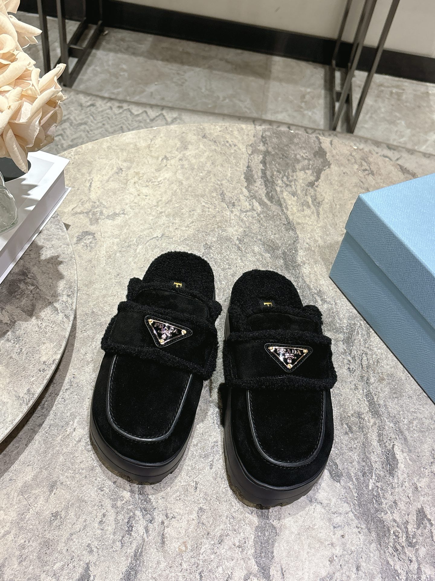 NO:592628,Exclusive launch of Prada's new thick-soled British-style toe-cap furry slippers. They look good no matter how you wear them. This summer's fashionista's favorite. They don't look very comfortable. They are super comfortable on the feet. Fabric: imported rubbed cowhide. Lining: synthetic wool. Outsole: foam bottom. Size: 35-39 (customized in 40), semi-slippers, prada, prada, slippers.19860909独家首发Prada普拉达厚底新款英伦风包头毛毛拖鞋 怎么穿都好看今夏时髦精最爱 看起来不怎么舒服 上脚超级舒服 面料:进口擦色牛绒 内里:合成植羊毛 大底:发泡底 码数:35-39(40定做),半拖毛毛鞋,prada,prada,slippers,Women's Shoes