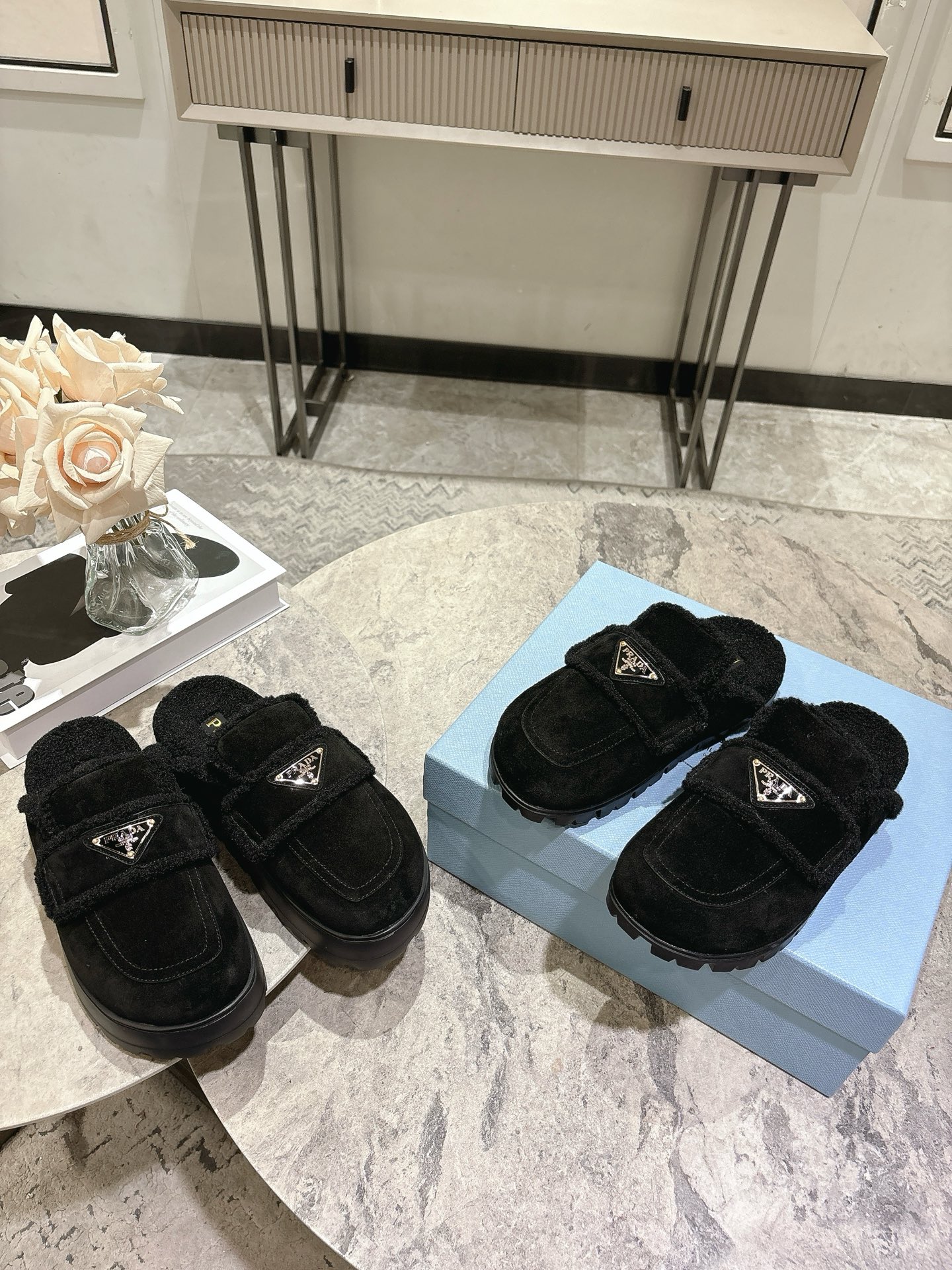 NO:592630,Exclusive launch of Prada thick-soled new style British-style toe-toe furry thick-soled slippers. They look good no matter how you wear them. This summer’s favorite among fashionistas. They don’t look very comfortable. They are super comfortable on the feet. Fabric: imported rubbed cowhide. Lining: synthetic wool. Outsole: foam sole/poured sole. Size: 35-39 (customized in 40), semi-slippers, prada, prada, slippers.19860909独家首发Prada普拉达厚底新款英伦风包头毛毛厚底拖鞋 怎么穿都好看今夏时髦精最爱 看起来不怎么舒服 上脚超级舒服 面料:进口擦色牛绒 内里:合成植羊毛 大底:发泡底/灌注底 码数:35-39(40定做),半拖毛毛鞋,prada,prada,slippers,Women's Shoes