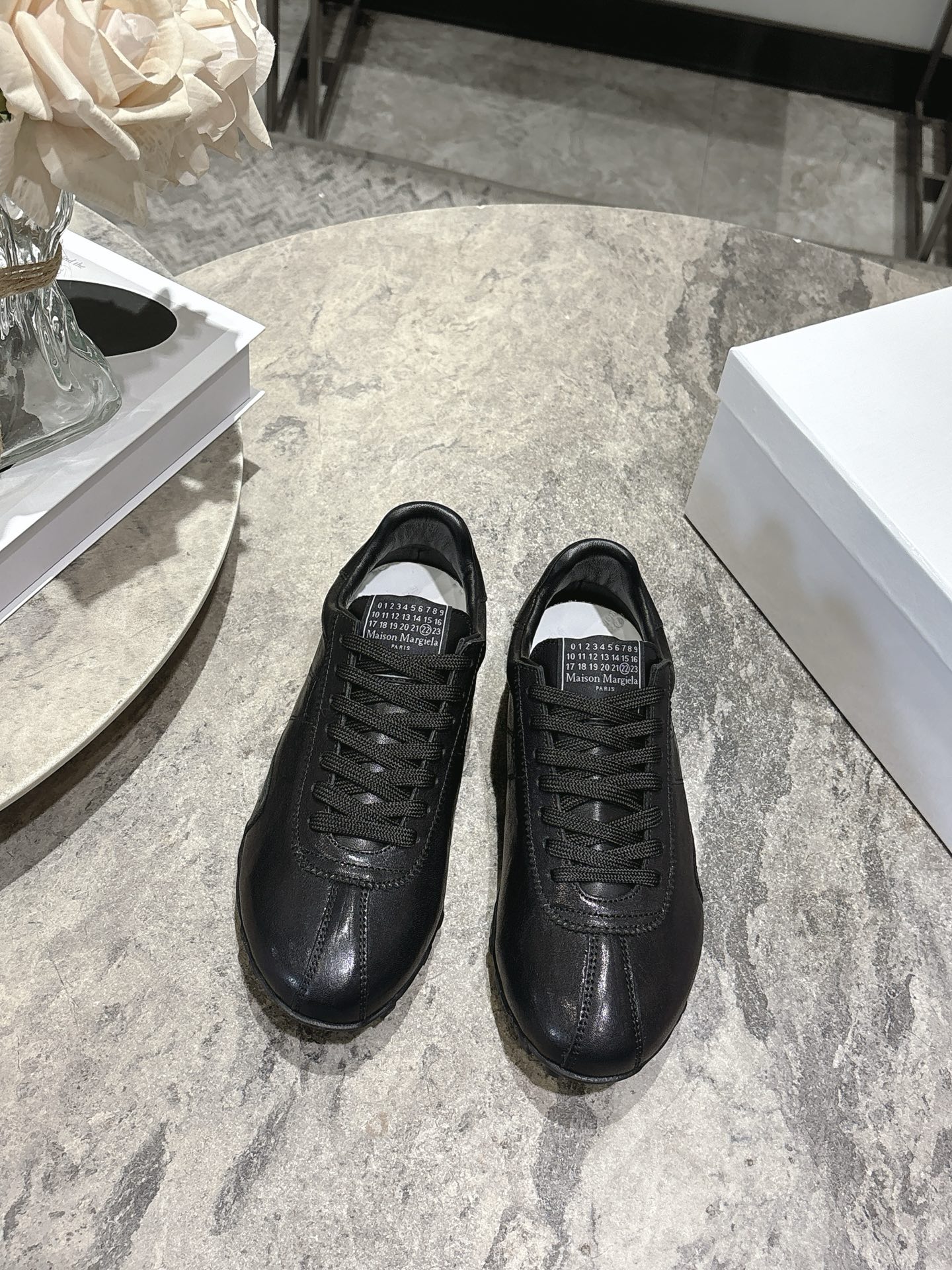 NO:592681,Maison Margiela 2025 Autumn and Winter Series Forrest Gump moral training shoes for couples! The outline of the new Sprinters sneakers is made of distressed vegetable-tanned cowhide, inspired by retro running shoes. Through distressing, stitching, splicing and other processes, the single product is given new life and beauty. The tongue is decorated with classic number logos, with non-slip spiked soles, and the tail is decorated with the iconic white stitching logo, full of craftsmanship. Fabric: Vegetable-tanned cowhide  Sheepskin lining, cowhide feet, original rubber outsole, size: 35-39, 40-44 (40 for women, 45 for men, customized), with original packaging, casual shoes/sports shoes, masion margiela, sneakers, cowhide, sheepskin19860909Maison Margiela 马吉拉2025秋冬系列情侣款阿甘鞋德训鞋! 新款Sprinters运动鞋轮廓采用做旧感植鞣牛皮制成,灵感来源于复古跑鞋.通过做旧、缝线、拼接等工艺,赋予单品新的生命和美感.舌头饰有经典的数字标志,搭配有防滑的钉状鞋底,鞋尾饰有标志性的白色缝线logo,充满工艺感. 面料:植鞣牛皮 羊皮里 牛皮垫脚 原版橡胶大底 码数:35-39 40-44(女40男45定做) 配原版一致包装,休闲鞋/运动鞋,masion margiela,sneakers,cowhide,sheepskin,Women's Shoes