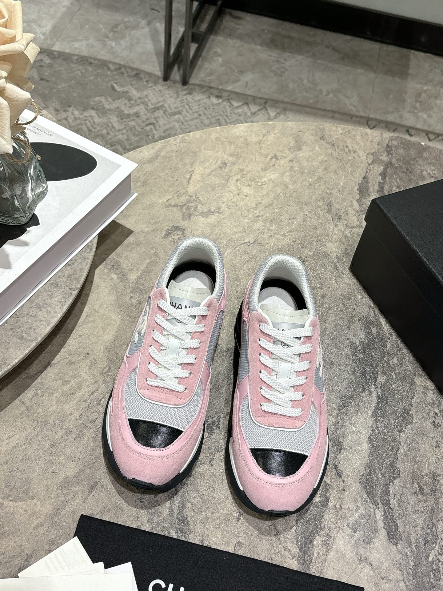 NO:592660,Top version, Chanel's latest 25C casual thick-heeled sneakers. Original mold customization. Incomparably beautiful and easy to wear. Absolute fairy style. Super comfortable, high-end color and durable. Versatile. Casual casual sports style, cool and natural, interpreting Chanel's fashionable femininity. The upper is made of custom imported calfskin mesh. The lining is the original one-to-one professionally customized mesh. The heel height is 2CM/4CM. The original custom molded TPU combination outsole.  Women's size 35-39 (40 customized), casual shoes/sports shoes, chanel, chanel, sneakers, cowhide19860909顶级版本, Chanel 香奈儿最新25C休闲粗跟增高运动鞋 原版模具定制 无敌漂亮又好穿 绝对仙女款 超级舒服,配色高级耐看 百搭 率性的休闲运动风,飒爽又自然,演绎香奈儿的时髦女性气质 鞋面 采用定制进口小牛皮网布 内里 原版一比一专业定制网布 跟高2CM/4CM 原版定制开模TPU组合大底 女码35-39(40定做),休闲鞋/运动鞋,chanel,chanel,sneakers,cowhide,Women's Shoes