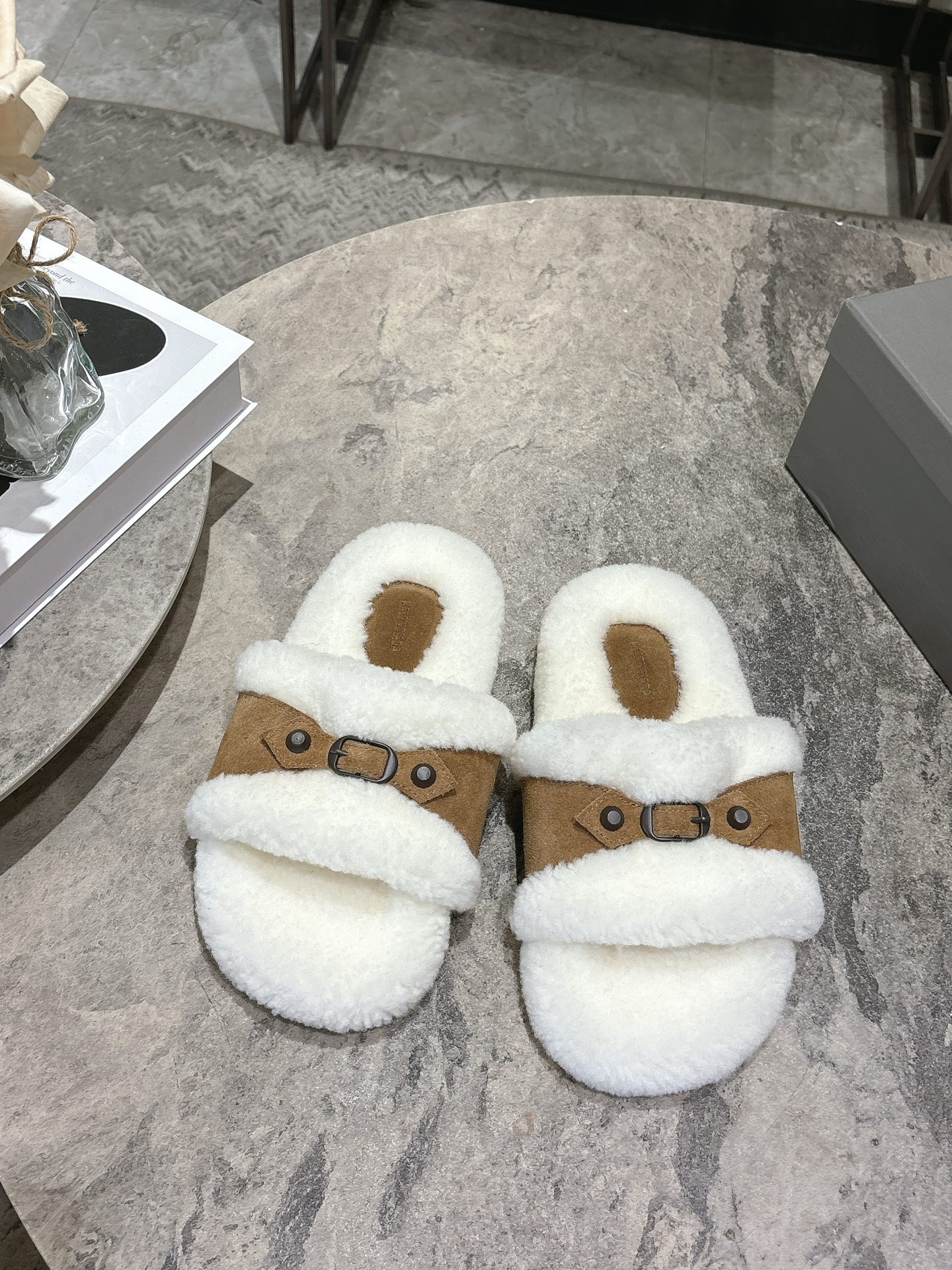 NO:562745,Balenciaga 25 autumn and winter new furry mop. Autumn and winter trendy Balenciaga furry mop!  Full of high-end sense v European and American celebrities, celebrities, Internet celebrity girls' favorite model, exquisite sewing and routing, fluffy and soft, skin-friendly and soft, a must-have for winter, fashionable but not overly flamboyant, material cow suede wool, original rubber non-slip wear-resistant sole, Size 35-39 (40 customized, non-returnable), fur shoes and slippers, balenciaga, balenciaga, slippers19860909Balenciaga 25秋冬 新款毛毛拖 秋冬潮品巴黎世家毛拖 ！ 高级感满满当当v欧美名媛 明星 网红girl 大爱款 精致鞋面缝纫走线 蓬松柔软 亲肤柔软冬季必备款 时尚却不过分张扬 面料牛反绒羊毛 鞋底原版橡胶防滑耐磨底 Size35-39（40订做不退换）,毛毛鞋拖鞋,balenciaga,balenciaga,slippers,Women's Shoes