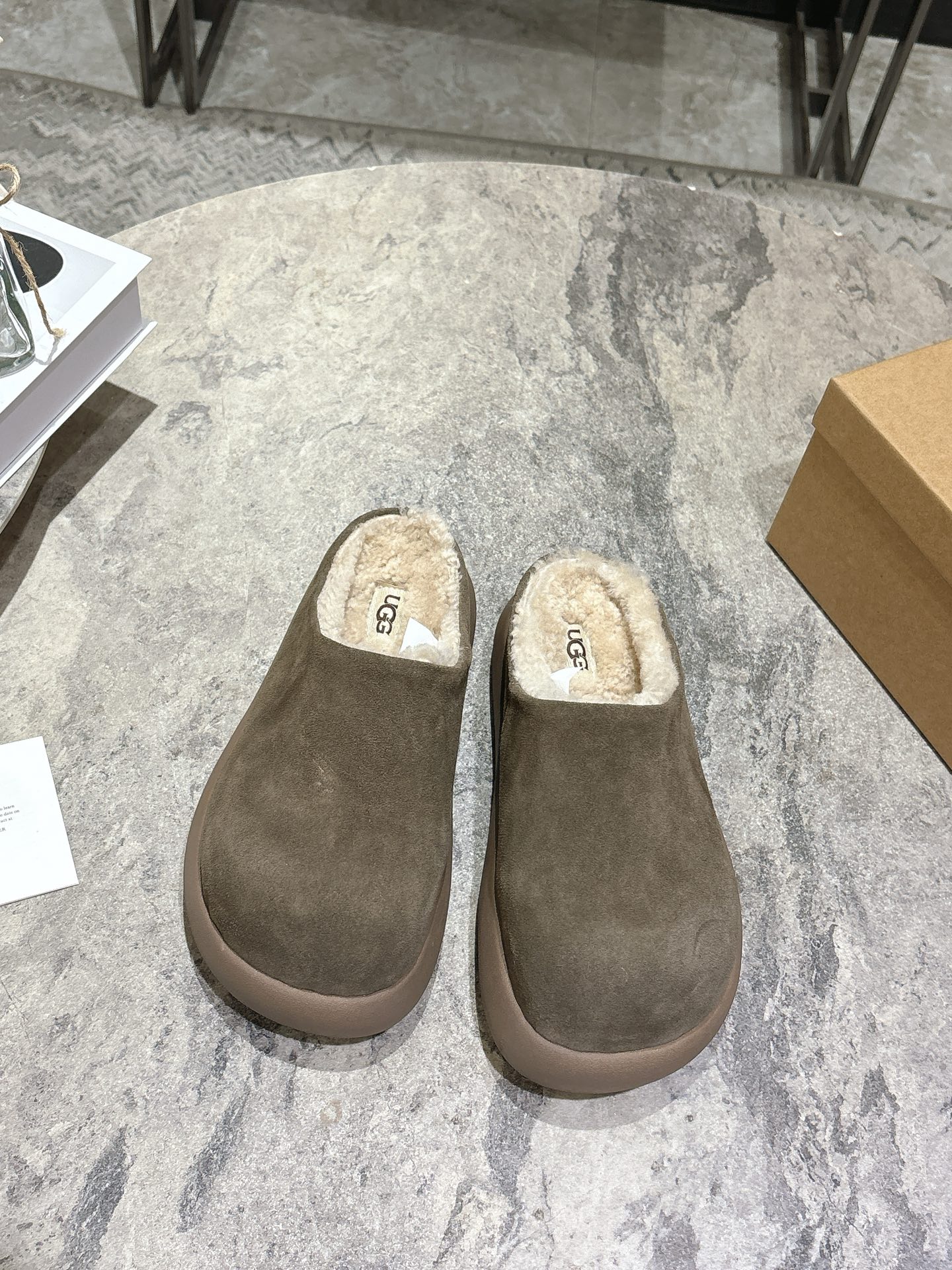 NO:592677,UGG's new autumn and winter Muller thick-soled half-slippers are already in use even before winter!  Gentle, soft, and very lazy. It looks so cute. It has a full sense of wrapping and feels very comfortable on the feet. Suede cowhide upper, lambswool lining, molded wear-resistant sole. Size35-39 (custom-made for 40, non-refundable), semi-slippers, slippers, cowhide19860909UGG秋冬新款穆勒厚底半拖鞋 还没到冬天就已经被它拿捏了！温温柔柔而且还很慵懒 看起来太可爱了 包裹感十足 脚感也很舒服 反绒牛皮鞋面 羊羔毛内里 成型耐磨底 Size35-39(40订做不退换),半拖毛毛鞋,slippers,cowhide,Women's Shoes
