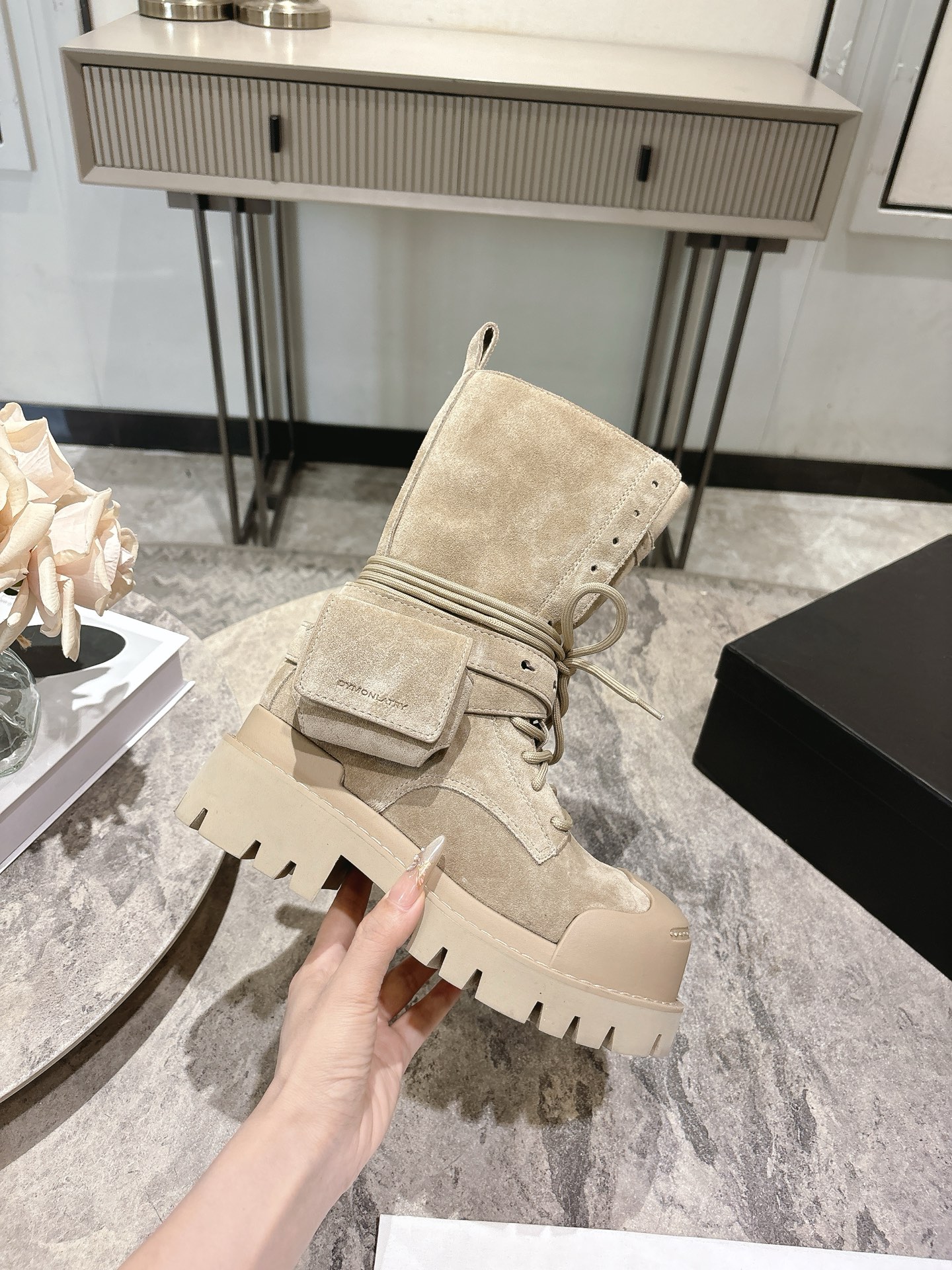 NO:592611,, DYMONLATRY - women's functional open-top Martin boots. The 'Bastion' 25 autumn and winter series reshapes the classic Martin boots with functional craft outsole. The loose-open silhouette injects a romantic charm into the laziness. The earphone strap wrapped around the ankle is detachable. The original molding details of Zhao Lusi's yamy upper are in place. Fabric cowhide/suede, lining cowhide/Lycra cloth, outsole original molding rubber/tpu thread combination outsole.  Size 35-39 (40 is custom-made and non-refundable), boots, cowhide, chamois leather19860909, DYMONLATRY-女士机能散口马丁靴 “Bastion堡垒”25秋冬系列以机能工艺大底重塑经典马丁靴,宽松散口廓形,慵懒中注入浪漫韵味,脚踝处缠绕耳机包带采用可拆卸设计 赵露思 yamy同款上脚原版开模细节到位 面料牛皮/麂皮 内里牛皮/莱卡布 大底原版开模橡胶/tpu车线组合大底 码数35-39(40定做不退换),靴子,boots,cowhide,chamois leather,Women's Shoes