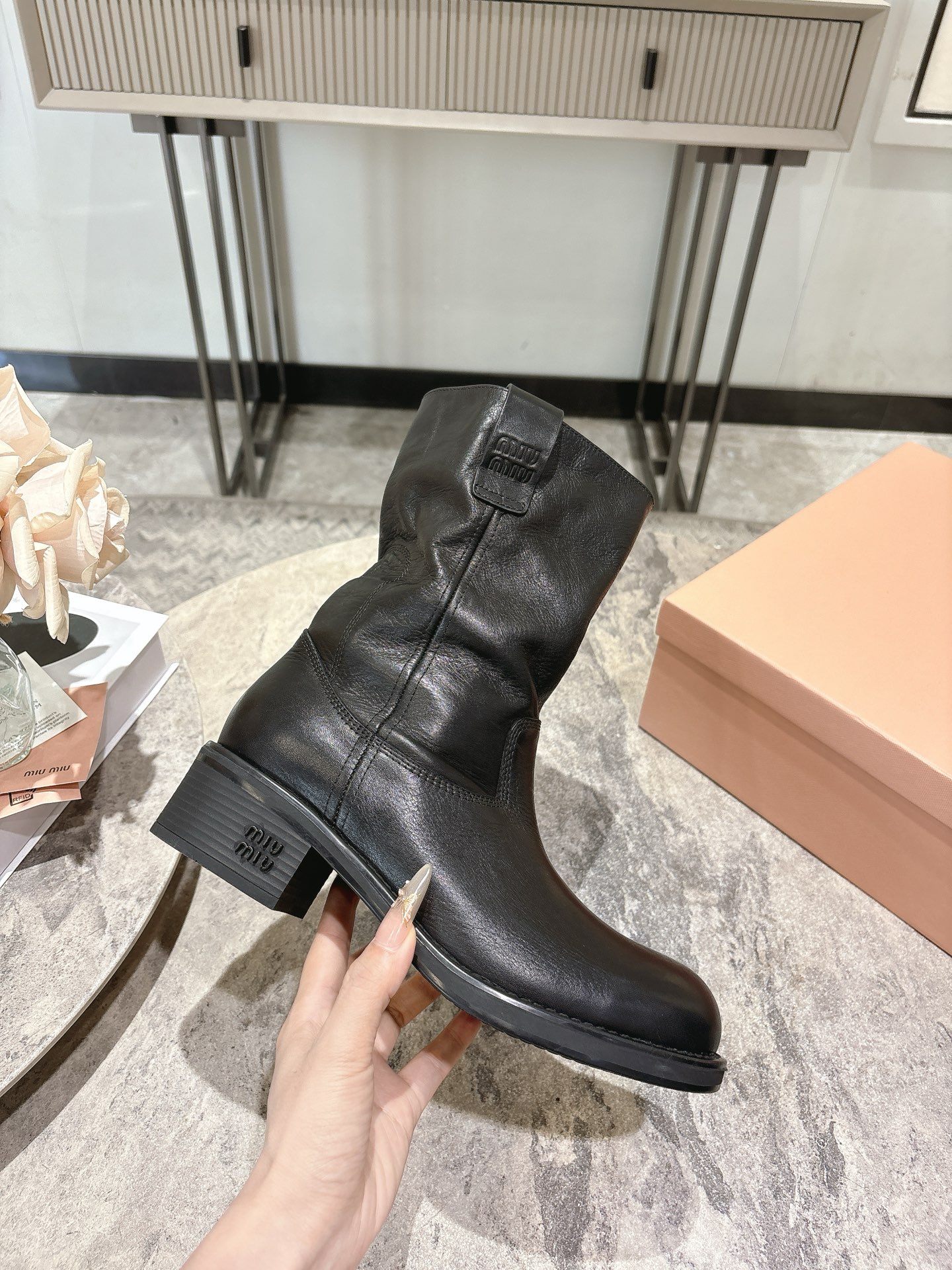 NO:592664,, MiuMiu 2026 spring and summer catwalk style stacked boots wrinkled boots, one-leg short boots. The boot shaft is naturally pleated, lazy and casual, and the half-inside design is light and not bulky. It has a perfect atmosphere for autumn and winter wear. The insole is soft and comfortable to wear for a long time. It is suitable for Citywalk or daily outings. Inspired by the fusion of workplace and daily life, it is both strong and soft, practical and fashionable. It is one of the highlight items of this season!  The fabric is made of washed cowhide. The original molded rubber sole is non-slip and wear-resistant. The size is 35-39 (customized in 40), boots, miumiu, boots, cowhide.19860909, MiuMiu 缪缪2026春夏走秀款堆堆靴皱靴 一脚蹬短靴 靴筒自然褶皱,慵懒随性,半内里设计轻薄不臃肿,秋冬穿搭氛围感满分. 鞋垫柔软,长时间穿也很舒适,Citywalk或日常出街都很合适.灵感融合职场与日常,刚柔并济,实用又时髦,是本季亮点单品之一！ 面料采用水洗牛皮面料 原版开模橡胶鞋底防滑耐磨 码数35-39（40订做）,靴子,miumiu,boots,cowhide,Women's Shoes