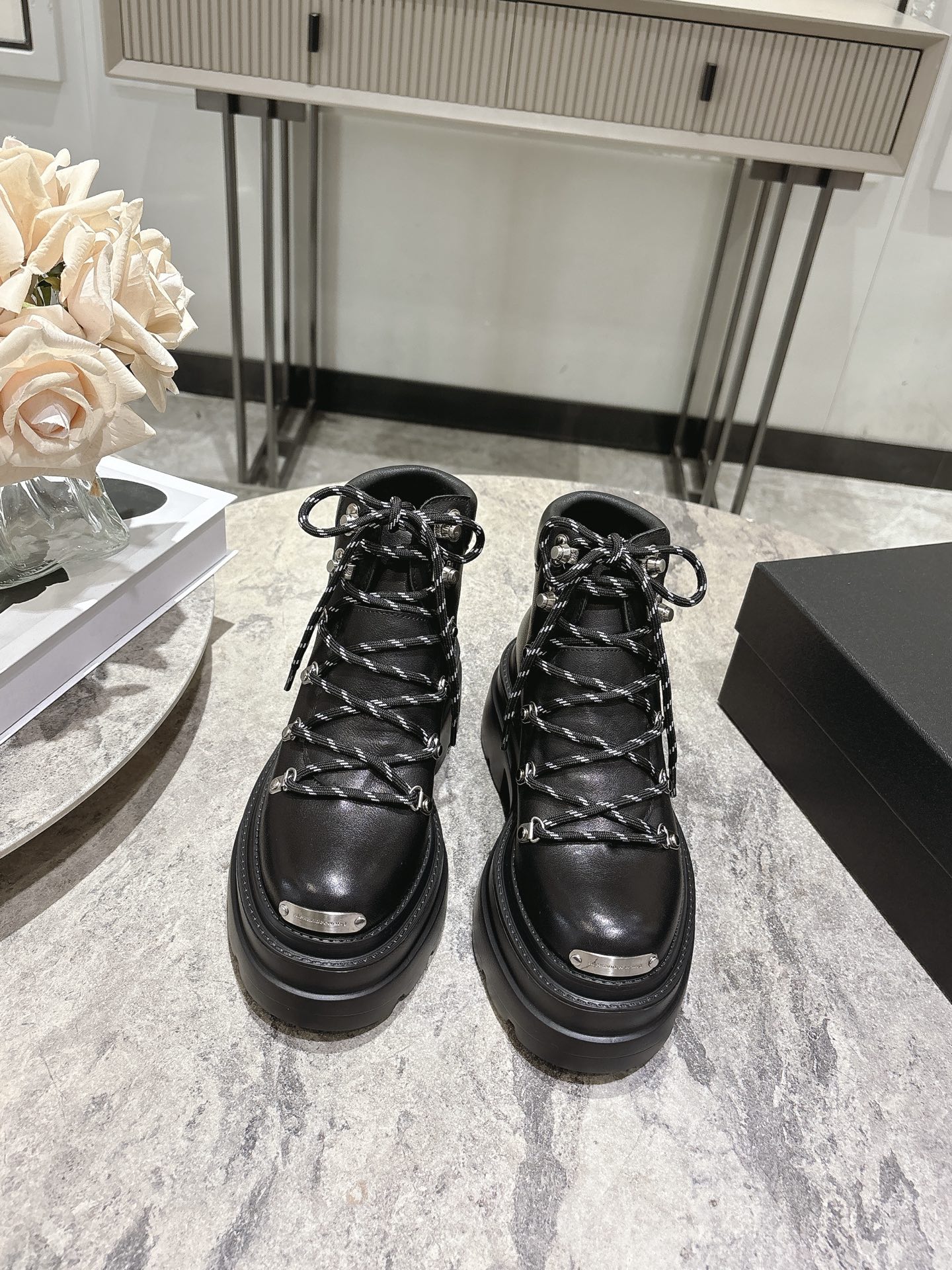 NO:592669,Alexander Wang's new 25ss lace-up thick-soled short boots and Martin boots. King's thick-soled short boots are definitely a must-have for those with good legs. They make you look taller and slimmer. They are black classic and versatile~~ The leather surface is matched with a laser logo, and the strap design and thick soles make it easy to have long legs!  Original cowhide upper, sheepskin lining, original rubber outsole, sole thickness 7cm, Size 35-39 (40 custom made, non-returnable), boots, alexander wang, boots, cowhide, sheepskin19860909Alexander Wang 大王25ss新款 系带 厚底 短靴 马丁靴 大王这双厚底短靴 绝对是腿精必备神器 显高显瘦,黑色经典百搭王~~ 皮面搭配激光Logo,绑带设计加上 厚底轻松拥有大长腿！ 鞋面原版牛皮 内里羊皮 鞋底原版橡胶大底 底厚7cm Size35-39 (40定做不退换）,靴子,alexander wang,boots,cowhide,sheepskin,Women's Shoes