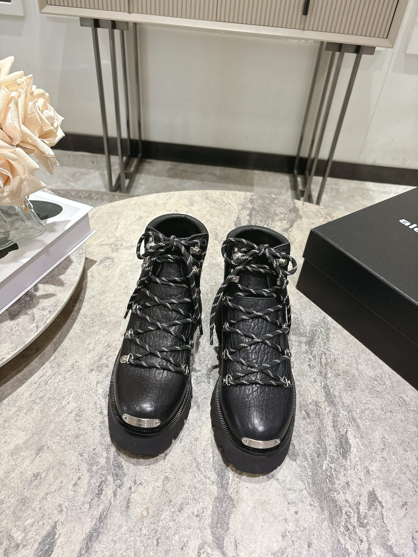 NO:592671,Alexander Wang's new 25ss lace-up thick-soled short boots and Martin boots. King's thick-soled short boots are definitely a must-have for those with good legs. They make you look taller and slimmer. They are black classic and versatile~~ The leather surface is matched with a laser logo, and the strap design and thick soles make it easy to have long legs!  Original cowhide upper, sheepskin lining, original rubber outsole, sole thickness 5cm, Size35-39 (40 custom made, non-returnable), boots, alexander wang, boots, cowhide, sheepskin19860909Alexander Wang 大王25ss新款 系带 厚底 短靴 马丁靴 大王这双厚底短靴 绝对是腿精必备神器 显高显瘦,黑色经典百搭王~~ 皮面搭配激光Logo,绑带设计加上 厚底轻松拥有大长腿！ 鞋面原版牛皮 内里羊皮 鞋底原版橡胶大底 底厚5cm Size35-39 (40定做不退换）,靴子,alexander wang,boots,cowhide,sheepskin,Women's Shoes
