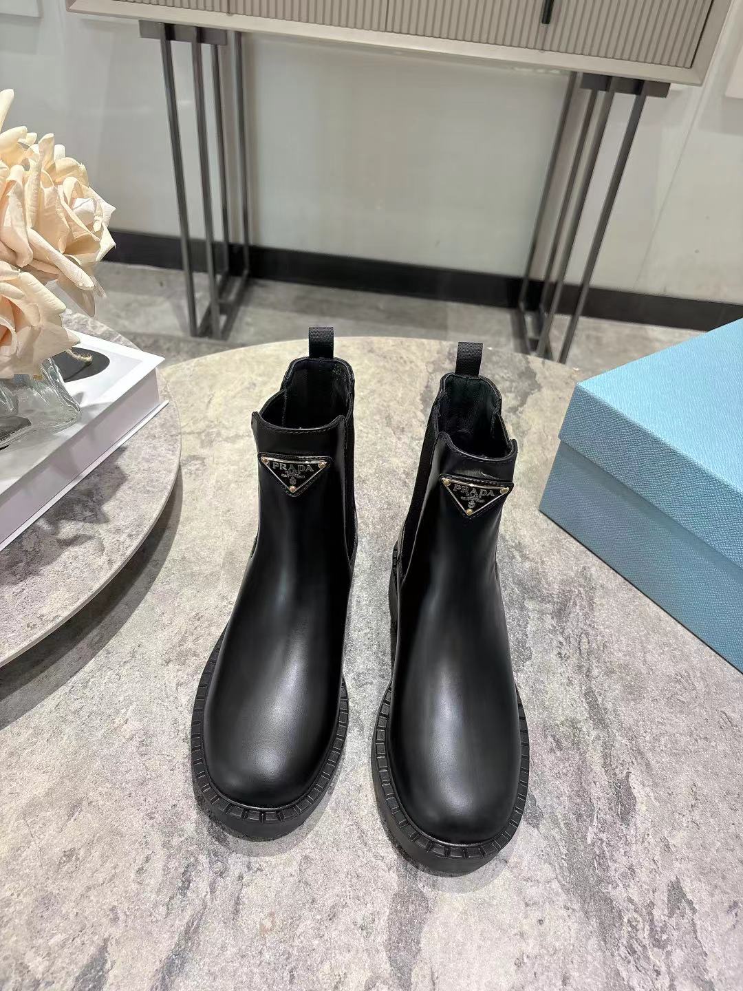 NO:592673,Prada/Prada's classic triangular logo thick-soled Chelsea short boots, whether paired with skinny jeans to create a casual chic style or paired with suit pants and a silhouette coat to unlock a commuting style, they can combine classic genes with modern design, making every step an effortless fashion statement. Fabric: Customized calfskin Bottom thickness: 5cm Lining: All sheepskin Outsole: Original molded TpU outsole  size35-39 (customized 40/41), boots, prada, prada, boots, jeans, business suit, cowhide, sheepskin19860909Prada/普拉达经典三角标厚底切尔西短靴 无论是搭配紧身牛仔裤打造 casual chic 风格 还是适配西装裤与廓形大衣解锁通勤格调 它都能以经典基因碰撞现代设计 让每一步都成为不费力的时尚宣言. 面料: 定制小牛皮 底厚:5cm 内里 :均为羊皮 大底: 原版开模TpU大底 size35-39（40/41定制）,靴子,prada,prada,boots,jeans,business suit,cowhide,sheepskin,Women's Shoes