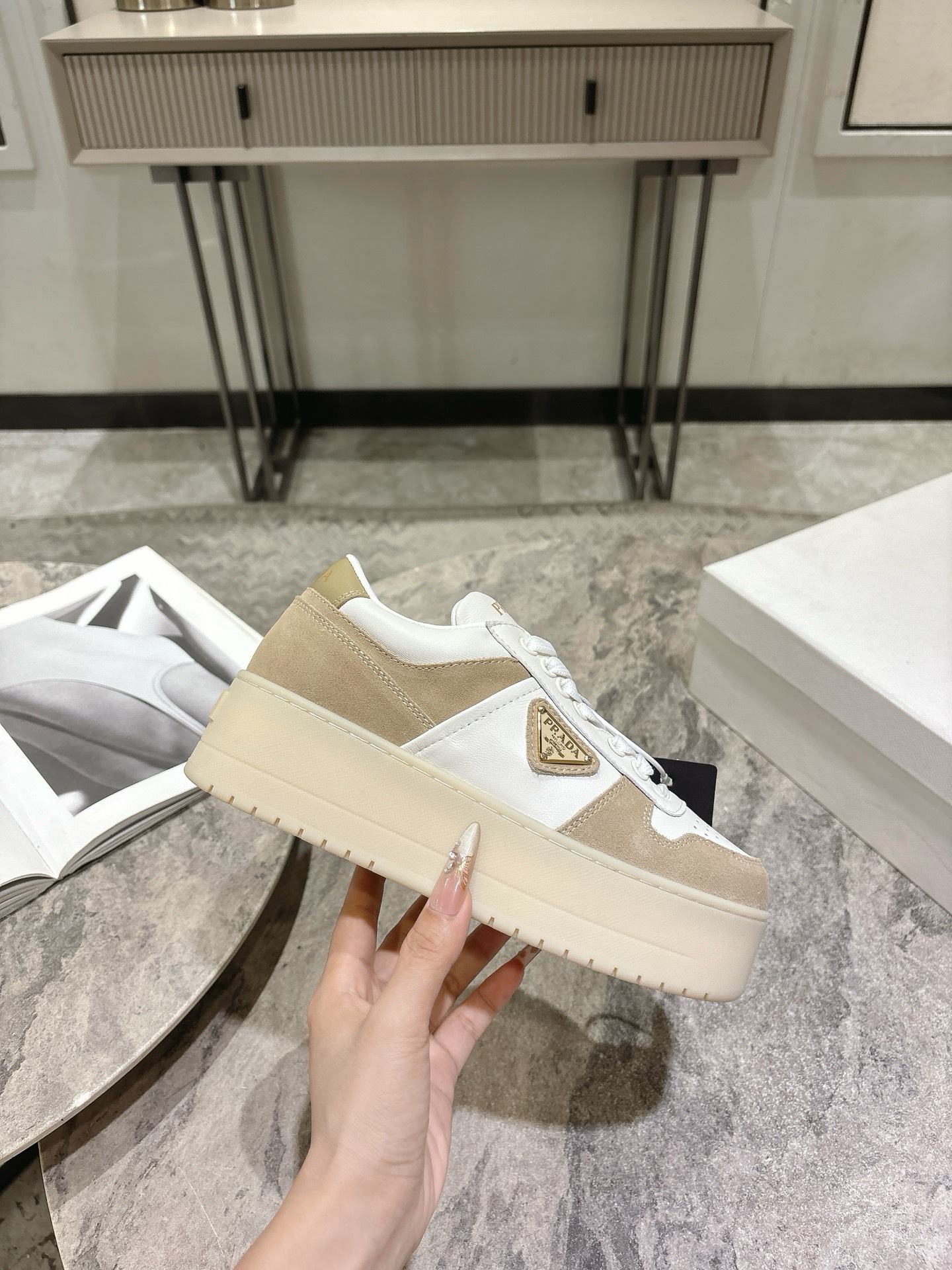 NO:592616,Prada Spring and Summer Latest Thick-soled Triangle Logo Casual Sports Shoes Original purchase, development and production. This leather sports shoe is fashionable and simple, showing the full integration of minimalist style and sports personality. With classic cotton laces and lightweight rubber soles, the enameled triangle metal logo adds a unique charm. A proper height-increasing artifact. The fabric is high mercerized cow suede. The lining is imported soft cowhide. The sole is TPU infused outsole. Original two-color ultra-light. Height 5cm.  Size: 35-39 (40.41 custom-made, non-refundable), casual shoes/sports shoes, prada, prada, sneakers, cowhide19860909Prada普拉达 春夏最新 厚底三角标 休闲 运动鞋 原版购入开发 做货 这款皮革运动鞋时尚简洁,展现出极简风格和运动个性的充分融合. 搭配经典的棉质鞋带和轻便的橡胶鞋底,涂珐琅三角形金属徽标增添别具一格的魅力妥妥的增高神器 面料高丝光牛反绒 内里进口柔软牛皮 鞋底TPU灌注大底 原版双色超轻 高度5cm Size: 35-39（40.41订做不退换）,休闲鞋/运动鞋,prada,prada,sneakers,cowhide,Women's Shoes