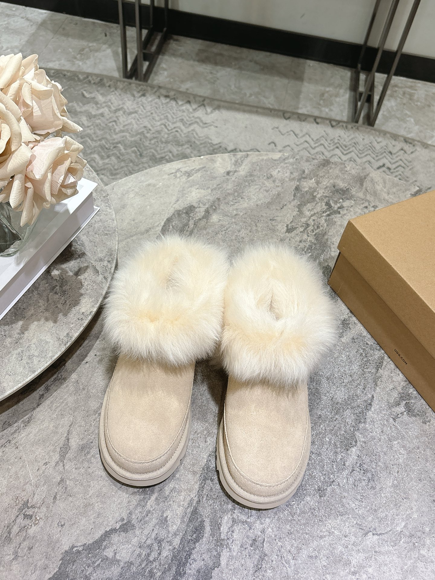 NO:592668,UGG Titzkut new autumn and winter women's casual classic furry short boots UGG  The new autumn and winter 'stepping on the clouds' natal short boots are suitable for all lazy styles ~ the sheepskin fur wraps your feet in warm tenderness, and the thick soles add a sense of lightness. Whether you are going downstairs to pick up express delivery or wearing a sweater skirt, you can get 'lying flat fashion' with one click ~ half of the fashion circle is wearing it, and it is easy to achieve the 'uncompromising sense of luxury' ~ the texture of the sheepskin fur is soft and fufu, like a little sheep on your feet  Suede upper (retro texture, with a casual atmosphere), sheepskin lining (soft and warm, comfortable to wear barefoot) EVA thick sole (lightweight rebound, walking like stepping on marshmallows) size 35-39 (40.41 custom-made, non-refundable), half-snow boots, boots, skirts, sweaters, sheepskin19860909UGG蒂茨库特秋冬新款女士休闲经典毛毛短靴 UGG 秋冬新出的秋冬“踩云级”本命短靴,适配所有慵懒系穿搭～羊皮毛一体把双脚裹进暖呼呼的温柔里,厚底悄销垫出轻快感,不管是下楼取快递还是搭配毛衣裙,都能一键get'躺平式时髦”～半个时尚圈都在穿,轻松拿捏‘毫不赞力的高级感”～羊皮毛一体的质感软 fufu的,像把小绵羊揣在脚上 鞋面翻毛皮（复古肌理,自带随性氛围） 内里羊皮毛一体（软乎乎锁温,光脚穿都舒服） 大底EVA 厚底（轻量回弹,走路像踩棉花糖） size35-39（40.41订做不退换）,半拖雪地靴,boots,skirts,sweaters,sheepskin,Women's Shoes