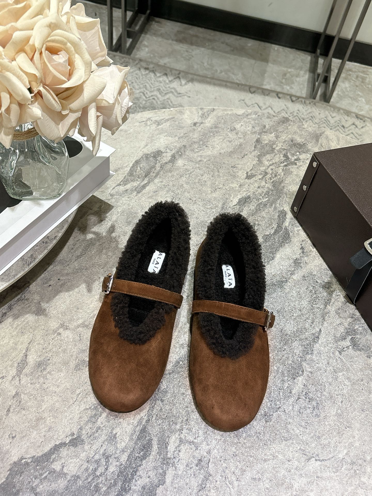 NO:592638,Top quality ALAiA｜The first pair of beautiful shoes to ring in autumn and winter. They are so warm and not too cute. The suede sheepskin upper and fur are integrated into the lining. They feel so comfortable. New equipment for the season, new ballet shoes. I can’t wait to take them home. size 35-41 (40.41 custom-made), fur shoes, alaia, sheepskin19860909顶级品质 ALAiA｜敲响秋冬的第一双美鞋 暖呼呼的别太可爱了吧 反绒羊皮鞋面,皮毛一体内里,脚感太舒服啦 换季新装备,新款芭蕾舞鞋 啊迫不及待要把它接回家啦 size35-41（40.41定做）,毛毛鞋,alaia,sheepskin,Women's Shoes