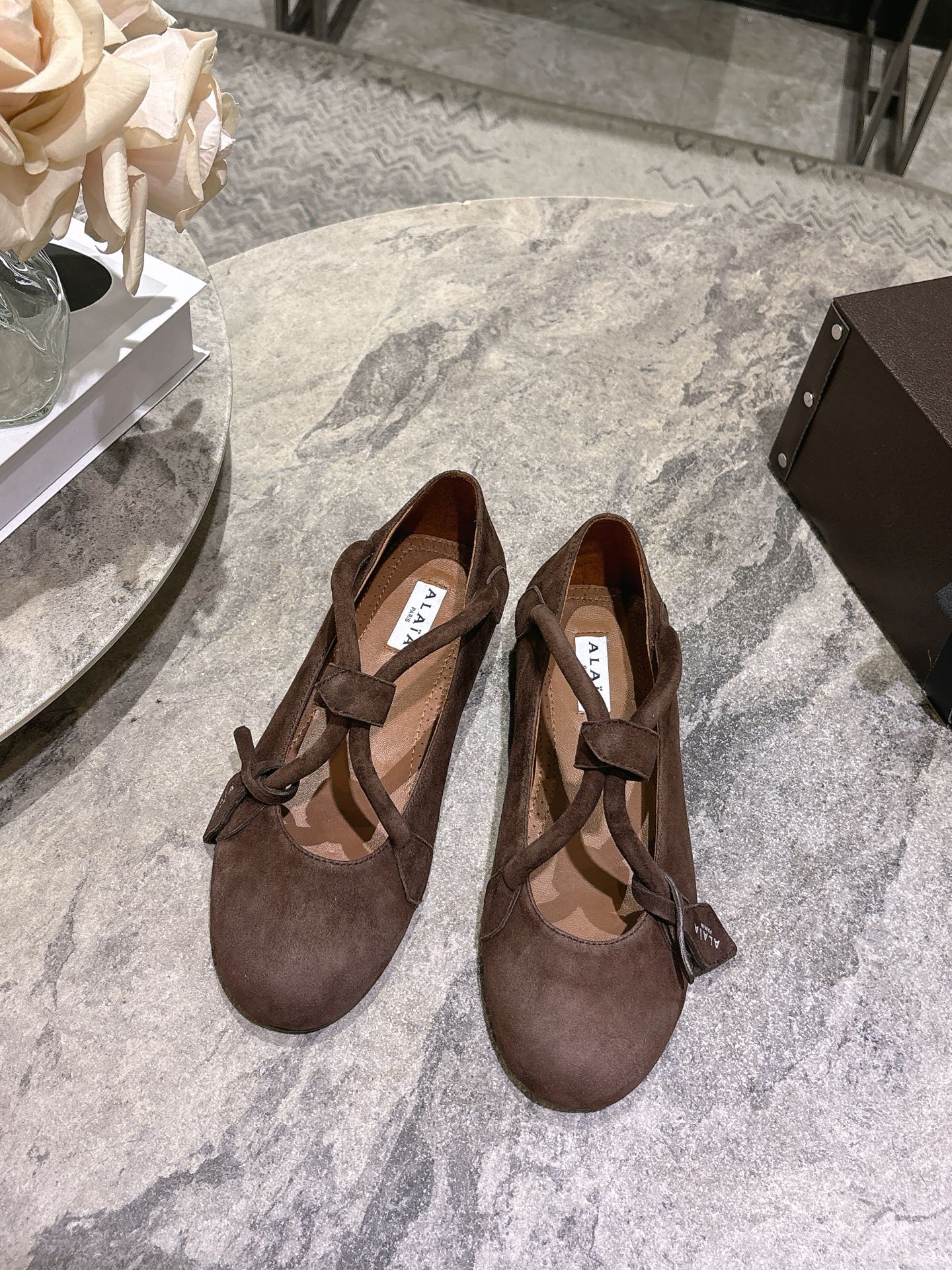NO:592620,Alaia catwalk style flat ballet flat shoes, sweet and cool ballet style, a very popular ballet shoe, romantic, charming, comfortable and versatile. Sheepskin lining, private molded rubber non-slip outsole, size 35-41 (40.41 custom made, non-refundable), ballet shoes, alaia, sheepskin19860909Alaia 走秀款平底芭蕾舞平底单鞋 甜酷芭蕾风,人气超高的一款芭蕾舞鞋,浪漫又迷人舒适百搭. 羊皮内里,私模橡胶防滑大底, 码数35-41（40.41定做不退换）,芭蕾舞鞋,alaia,sheepskin,Women's Shoes