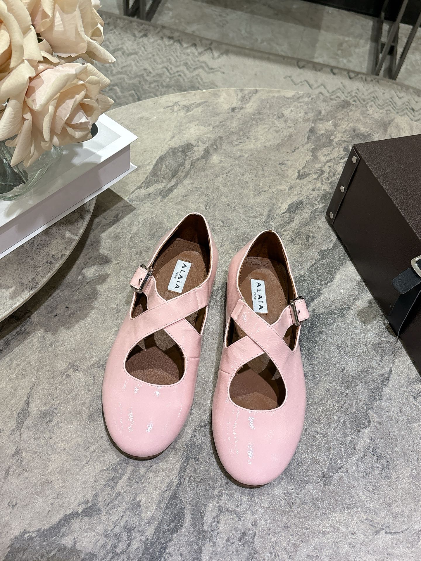 NO:592617,High version, exclusive new product Alaia 25ss/catwalk style flat ballet shoes. The most popular flat shoes recently. Same style as Zhang Xiaohui. Sweet and cool ballet style. Very popular ballet shoes, romantic and charming. Comfortable and versatile. Different styles can be easily matched. Whether jeans, suit pants, or pleated skirts, it can upgrade your outfit to fashion, elegance and excellence. The original fabric is custom-made and imported patent leather/velvet/horse hair. Lining feet imported sheepskin outsole original private mold rubber non-slip outsole Size 35-39 (40.41 custom-made and non-refundable), Mary Jane, alaia, mary jane, flats, skirts, jeans, business suit, sheepskin19860909高版本 独家新品 Alaia 阿莱亚25ss/ 走秀款平底芭蕾舞鞋 最近超火的一款平底鞋 章小蕙同款 甜酷芭蕾风 人气超高的一款芭蕾舞鞋,浪漫又迷人 舒适百搭配上不同款式,不同风格都能轻松驾驭,无论牛仔裤,西装裤,还是百褶裙,都能将你的穿搭提升到时尚,优雅和卓越之中 面料原版订制进口漆皮/天鹅绒/马毛 內里垫脚进口羊皮 大底原版私模橡胶防滑大底 码数35-39（40.41订做不退换）,玛丽珍,alaia,mary jane,flats,skirts,jeans,business suit,sheepskin,Women's Shoes