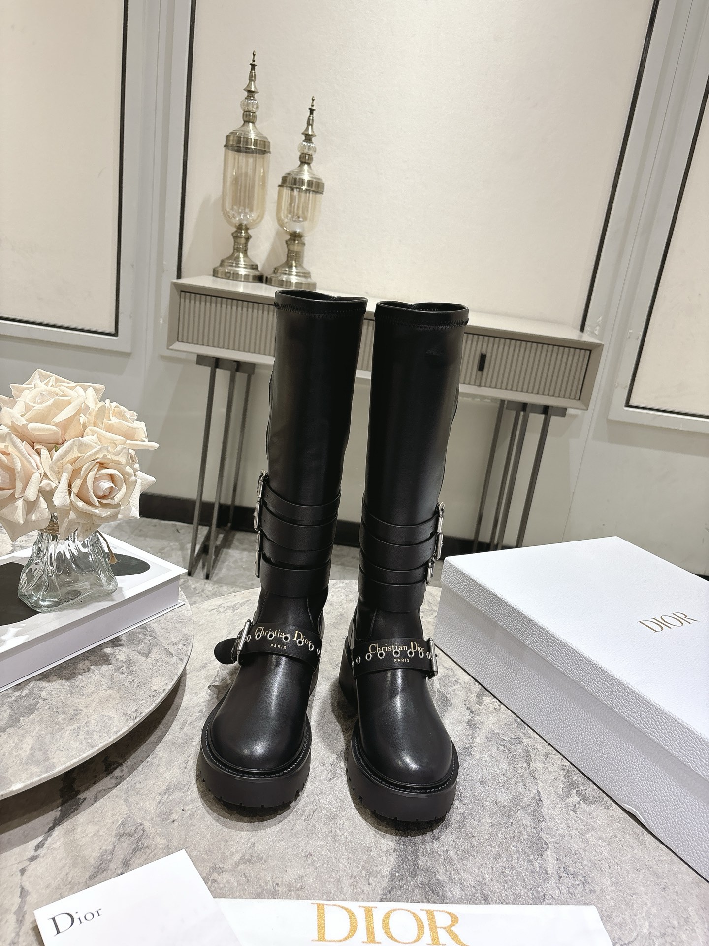 NO:592662,Dior Dior's latest autumn and winter catwalk style punk style strappy boots are popular with many celebrity fashion bloggers. There are really too many good-looking styles in the D family this season. Retro punk style design. Highly recognizable logo embellishment. Full brand value. The most popular fabric and shoe type at the moment. It doesn't pick up the leg shape at all. The top of the foot can make the legs longer in seconds, super slim and versatile!  Absolutely unique. The upper is imported calfskin, the lining is imported cowhide, and the original molded combination outsole is Size 35-41 (customized 40 and 41), boots, dior, dior, dior, boots, cowhide.19860909Dior迪奥秋冬最新走秀款朋克风带子长靴 超多明星时尚博主种草 D家这一季好看的款式真的是太多了 复古朋克风的设计 极具辨识度的logo点缀 品牌价值拉满 当下最流行的面料跟鞋型 完全不挑腿型 上脚秒变大长腿,超级显瘦又百搭！简直绝绝子了 鞋面进口头层小牛皮 内里进口牛皮里 原版开模组合大底 Size35-41（40 41定做）,靴子,dior,dior,dior,boots,cowhide,Women's Shoes