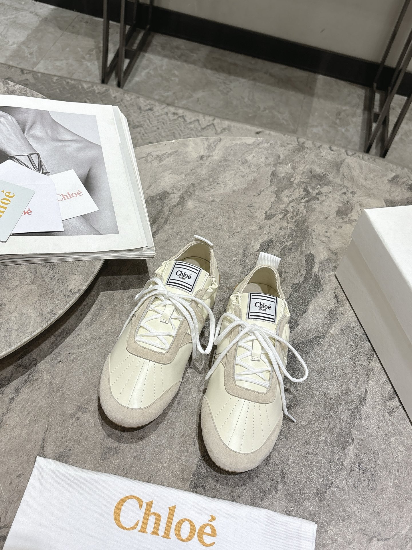 NO:592601,Chloe 25ss new Dexun shoes ballet casual shoes, comfortable and fashionable! Easy to wear and durable!  Who hasn’t owned this pair of Chloe training shoes? I’d be really sad! I’ve picked them up this year and fell in love with them. Simple and versatile, with white mesh and suede. The moment you put them on your feet, you’ll be conquered by the soft touch. No matter how much you walk, your feet won’t get tired. They’re lightweight, breathable, comfortable and versatile!  Whether paired with jeans to create a casual style, or paired with a small skirt to create a gentle temperament, it can be perfectly adapted. The elegant shoe shape is retro and versatile, making it look high-end!  It can easily become the finishing touch of your outfit. Believe me, once you put it on, you will fall in love with it. Hurry up and get it to start your journey of fashion and comfort! The upper is original and customized with breathable mesh + suede. The inner counter is consistent with the net. The outsole is original molded rubber sole. Size35-40 (custom-made in 40 pieces, non-refundable), casual shoes/sports shoes, chloe, loewe, sneakers, skirts, jeans19860909Chloe 25ss 新款 德训鞋芭蕾休闲鞋 舒适又时尚!好穿又耐穿！ 谁还没拥有这双Chloe蔻依德训鞋,我是真的会伤心!今年被它狠狠拿捏,一整个爱住.简约又百搭,白色网面拼接反毛皮,上脚的瞬间就被柔软的触感征服,走再多路都不累脚.轻巧透气又舒适百搭！ 不管是搭配牛仔裤打造休闲风,还是配上小裙子营造温柔气质,它都能完美适配,秀气鞋型复古百搭显高级！轻松成为穿搭的点睛之笔.相信我,一旦穿上,就会爱不释脚,赶紧入手,开启你的时尚舒适之旅! 鞋面原版定制透气网面+反毛皮 内里专柜一致网里 大底原版开模橡胶底 Size35-40（40订做不退换）,休闲鞋/运动鞋,chloe,loewe,sneakers,skirts,jeans,Women's Shoes