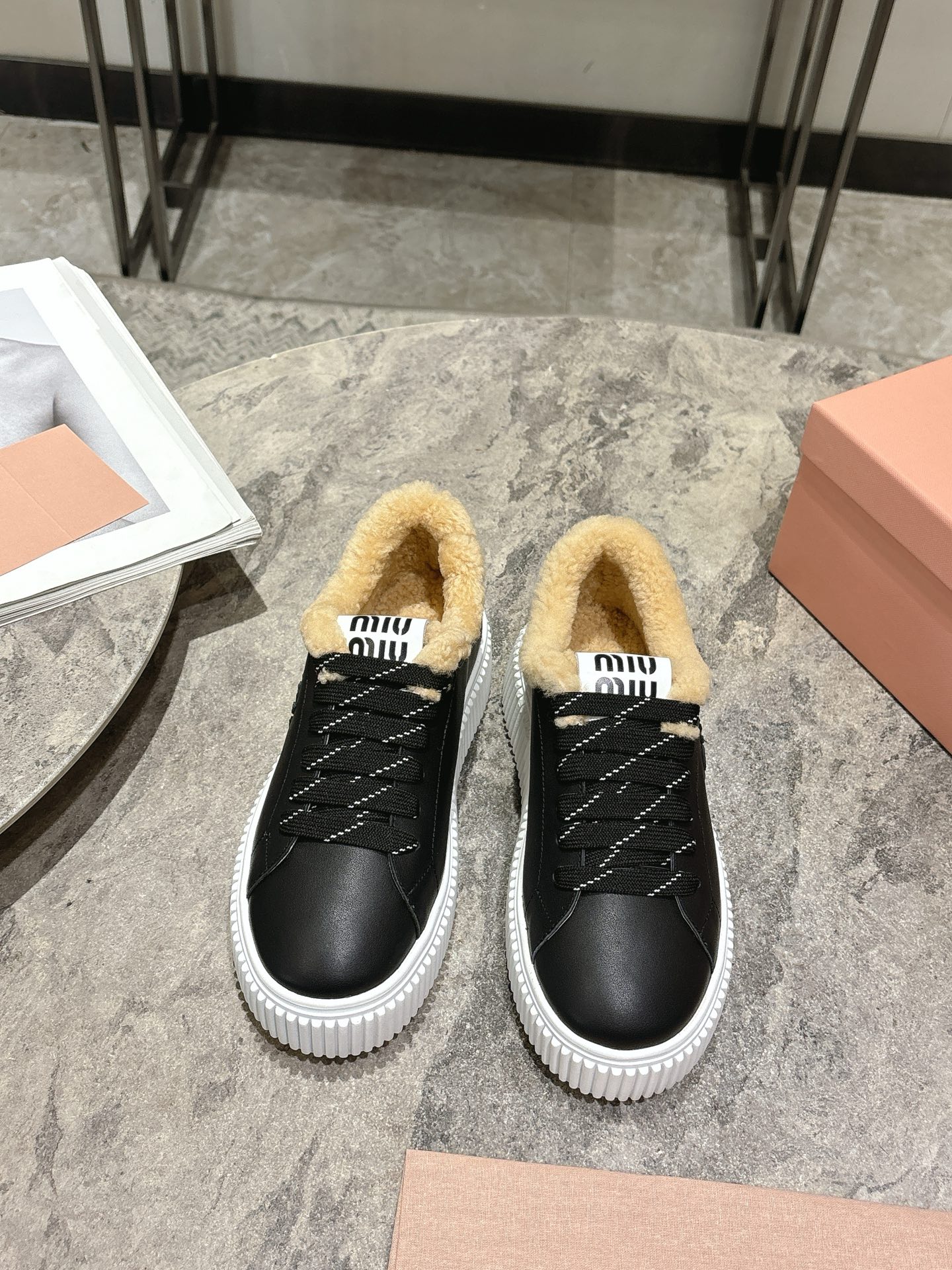 NO:592618,Miumiu 2025 autumn and winter new wool thick-soled biscuit shoes, a winter classic upgraded with wool, are 4 cm taller, and have the elegance and lightness of biscuit shoes, as well as the cuteness and warmth of furry texture! It can be said that fashion and practicality coexist~ Upper cowhide Inner: wool Outsole Original foam anti-slip outsole Shoe size:  35-39 (40 customized), casual shoes/sports shoes, miumiu, sneakers, cowhide19860909Miumiu 2025秋冬新款 羊毛厚底饼干鞋 冬季经典升级加羊毛 增高4厘米的同时,既有饼干鞋的秀气轻盈,又有毛毛质感的可爱和保暖性!可谓是时尚与实用并存了~ 鞋面牛皮 内里: 羊毛 大底原版发泡防滑大底 鞋码: 35-39(40定做),休闲鞋/运动鞋,miumiu,sneakers,cowhide,Women's Shoes