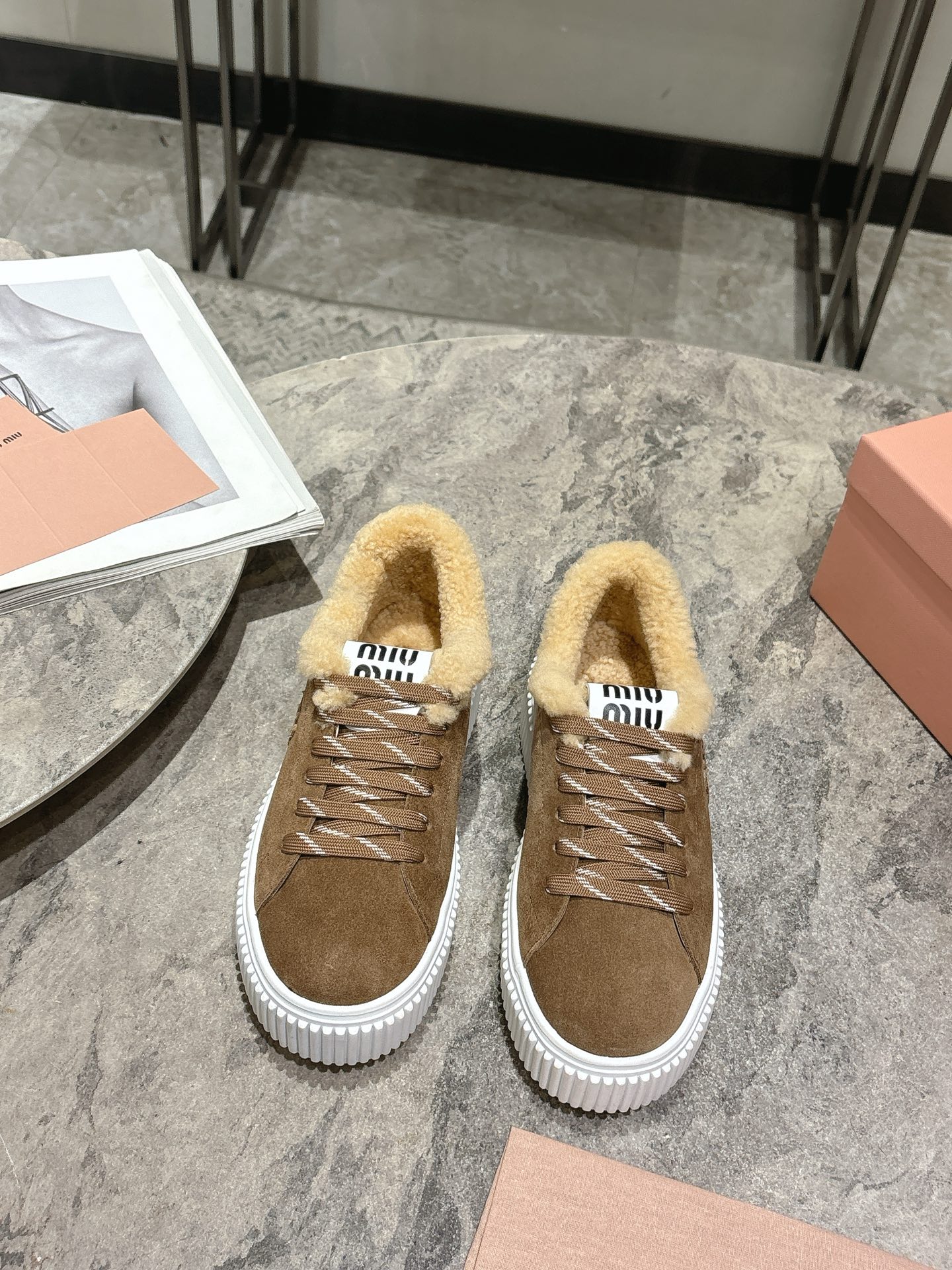 NO:592615,Miumiu 2025 autumn and winter new style wool thick-soled biscuit shoes. The winter classic is upgraded with wool. While increasing by 4 cm, it has the elegance and lightness of biscuit shoes, as well as the cuteness and warmth of fur texture! It can be said that fashion and practicality coexist~ The upper is suede. Inner: wool outsole original foam non-slip outsole. Shoe size: 35-39 (40 custom-made), casual shoes/sports shoes, miumiu, sneakers19860909Miumiu 2025秋冬新款 羊毛厚底饼干鞋 冬季经典升级加羊毛 增高4厘米的同时,既有饼干鞋的秀气轻盈,又有毛毛质感的可爱和保暖性!可谓是时尚与实用并存了~ 鞋面牛反绒 内里: 羊毛 大底原版发泡防滑大底 鞋码: 35-39(40定做),休闲鞋/运动鞋,miumiu,sneakers,Women's Shoes