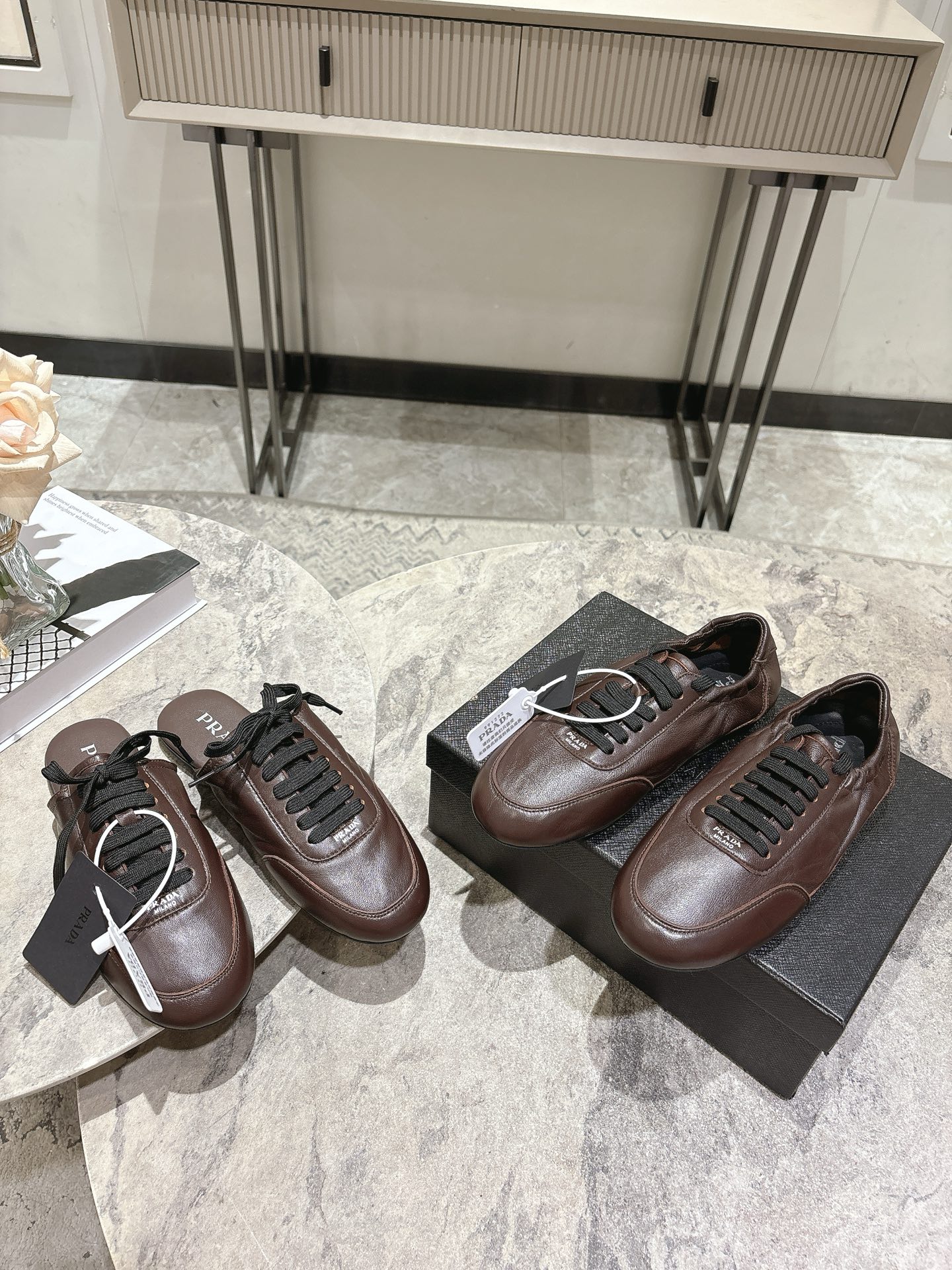 NO:592655,Half slippers, single shoes; Prada Prada autumn and winter catwalk thin-soled moral training shoes for women. The item with the highest export rate in the 25ss show. The upper has a texture of sheepskin, and the inner sheepskin is wrapped. It is soft and waxy. The insole is thickened with lambskin. It is extremely comfortable to step on, has a sense of support, and has a well-wrapped feeling. The shoe shape is full of wrapping, light, easy to wear and practical, a casual shoe, original TPU outsole  Size35-39 (40-41 custom-made, non-refundable), half slippers, prada, prada, sheepskin19860909半拖, 单鞋； Prada 普拉达秋冬走秀款薄底德训鞋女 25ss秀款出境率最高的单品 鞋面羊皮有肌理感,内里羊皮包裹,软软糯糯的 鞋垫加厚小羊皮,踩上去无比舒适,有支撑感,又包裹得很好的感觉 鞋型包裹感十足,轻便好穿实用的一款休闲鞋,原版TPU大底 Size35-39（40 41订做不退换）,半拖单鞋,prada,prada,sheepskin,Women's Shoes