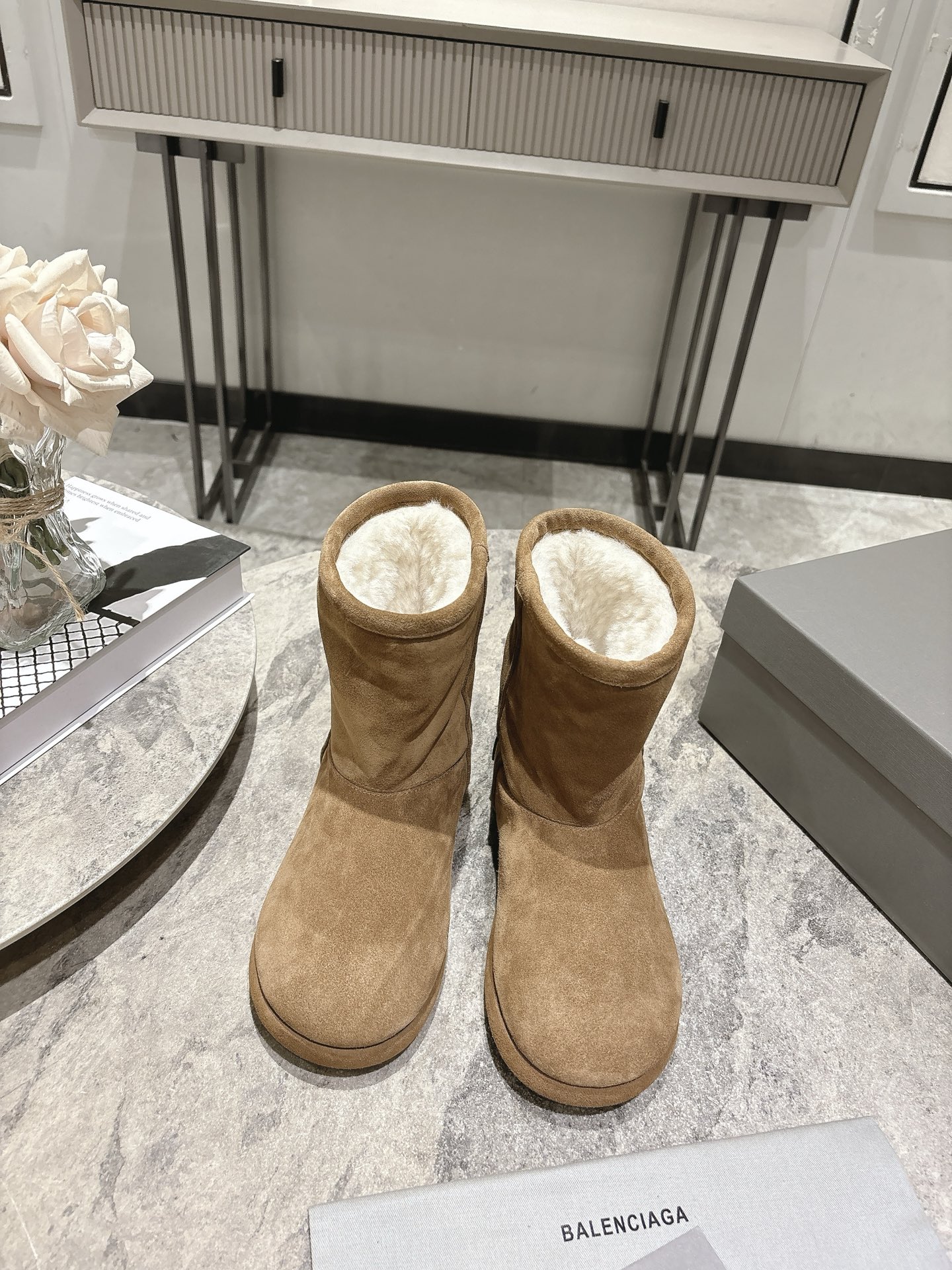 NO:592667,, BALENCIAGA Balenciaga ski series, the latest wool snow boots, genuine purchase, development, perfect replica. The designer launches to explore the concept of originality and appropriation in the fashion industry, pay tribute to inheritance and classics with a new series, break the conventional design with the iconic Balenciaga abstraction, collide with new ideas that are witty and harmonious, original one-to-one production, all fabrics are customized, double-layer upper, one layer inside and one outside, exclusive molded outsole  Size35-40 (40 is custom-made and cannot be returned or exchanged), snow boots, balenciaga, balenciaga, boots19860909, BALENCIAGA巴黎世家滑雪系列 最新款 羊毛雪地靴 正品购入开发 完美复刻 设计师推出探索时尚界对于原创与挪用的概念、以全新系列致敬传承与经典,以标志性Balenciaga抽象打破常规设计 碰撞出诙谐又和谐的新创意、原版一比一做法、面料全部定制 双层鞋面里外一层 独家开模大底 Size35-40（40订做不退换）,雪地靴,balenciaga,balenciaga,boots,Women's Shoes