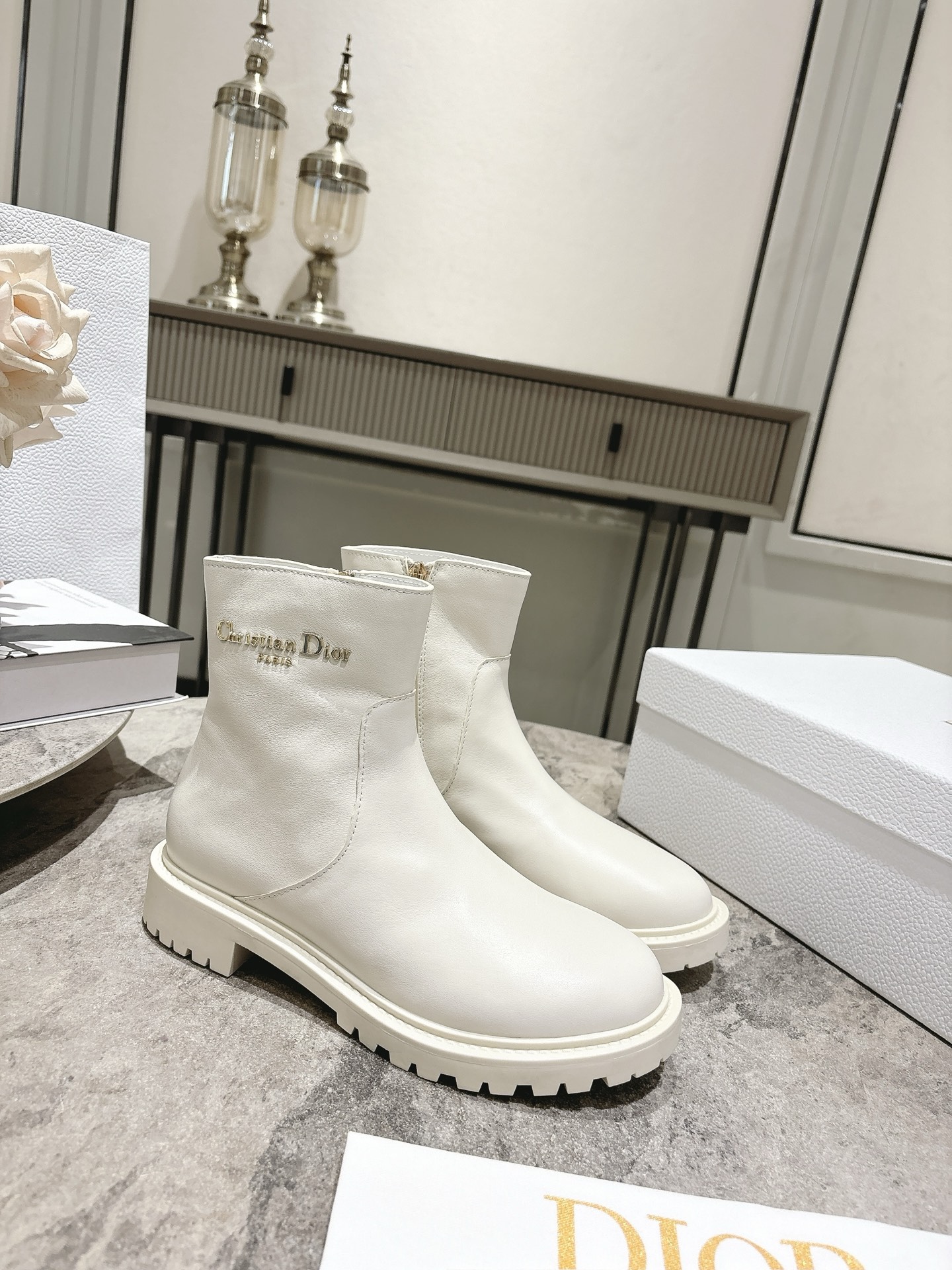 NO:592663,DIOR Dior's 2025 autumn and winter new round-toe short boots, high version of Dior logo letter boots, highlight the classic design. The long-lasting riding boot shape is made of soft black cow leather, creating a casual yet elegant style. Classic and versatile, it is made of top imported calf leather, the entire boot shaft is full leather, the lining is water-dyed cow leather, the original molded outsole, and the shoe side hardware are all privately polished  Size35–39 (40.41 customized), boots, dior, dior, boots, cowhide19860909DIOR 迪奥2025秋冬新款圆头短靴 高版本 Dior 标志字母靴子 彰显经典设计.经久不衰的马靴造型,采用柔软的黑色牛皮革制作,打造休闲又不失优雅的风格.经典百搭 采用顶级进口小牛皮,整个靴筒都是全皮 内里水染牛皮 , 原版开模大底、 鞋侧五金均开私磨具 Size35–39(40.41定做),靴子,dior,dior,boots,cowhide,Women's Shoes