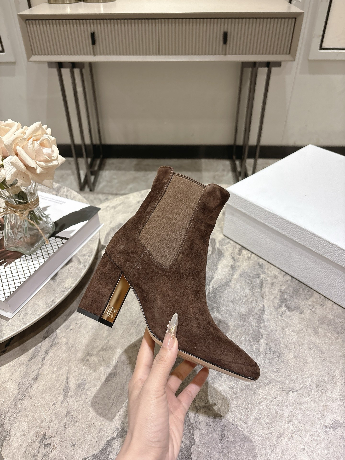 NO:592657,High quality!  Top quality Dior 25ss autumn and winter new elastic elastic slip-on round toe thick heel metal letter heel short boots and ankle boots!  These heeled ankle boots are from the 2025 autumn and winter ready-to-wear series. The personalized silhouette shows the style of haute couture. The upper is made of imported calfskin/sheep suede, the lining is sheepskin, and the genuine leather outsole imported from Italy. Heel height: 8cm. Size: 35-39 (40.41.42 is non-refundable). Comes with original packaging, boots, dior, dior, boots, cowhide, sheepskin, Leather soles.19860909高品质！顶级品质Dior 迪奥25ss秋冬新品弹力松紧一脚蹬圆头粗跟金属字母跟短靴及踝靴！ 这款带跟及踝靴是2025秋冬成衣系列,富有个性的廓形彰显高订风范. 鞋面采用进口小牛皮/羊反绒 内里垫脚羊皮 意大利进口真皮大底 跟高:8cm 码数:35-39（40.41.42定不退换） 配原版包装,靴子,dior,dior,boots,cowhide,sheepskin,Leather soles,Women's Shoes