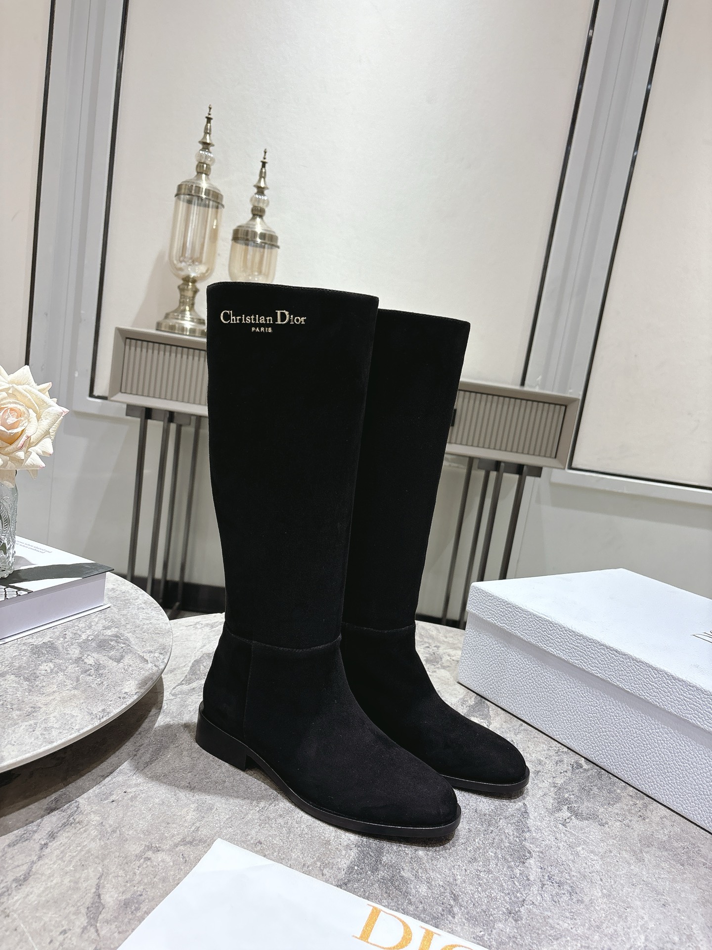 NO:592659,Dior's new knight high-heeled boots. This heeled boot is a new product in the 2024 winter ready-to-wear series, highlighting the classic look with a modern style. Straight silhouette, carefully made of black soft cow leather, decorated with gold-finished metal Christian Dior Paris logo on the side to enhance the style. 8 cm thick heel design, more elegant and refined. Main body cowhide lining cowhide, side decorated with gold-finished metal Christi.an Dior Paris logo. Light and textured rubber sole decorated with  C.D's Lucky Star Symbol Made in Italy Size35-39 (40.41.42 custom-made, non-returnable), boots, dior, dior, boots, cowhide19860909迪奥新款骑士高跟长靴 这款-带跟靴子是二零二四冬季成衣系列新品,以现代风格彰显经典造型.直筒廓形,采用黑色柔软牛皮革精心制作,侧面饰以金色饰面金属 Christian Dior Paris 标志提升格调.8厘米粗跟设计,更显高雅精致. 主体牛皮 里料牛皮 侧面饰以金色饰面金属 Christi.an Dior Paris 标志 轻薄富有纹理的橡胶鞋底饰以 C.D的幸运星符号意大利制造 Size35-39（40.41.42定做不退换）,靴子,dior,dior,boots,cowhide,Women's Shoes