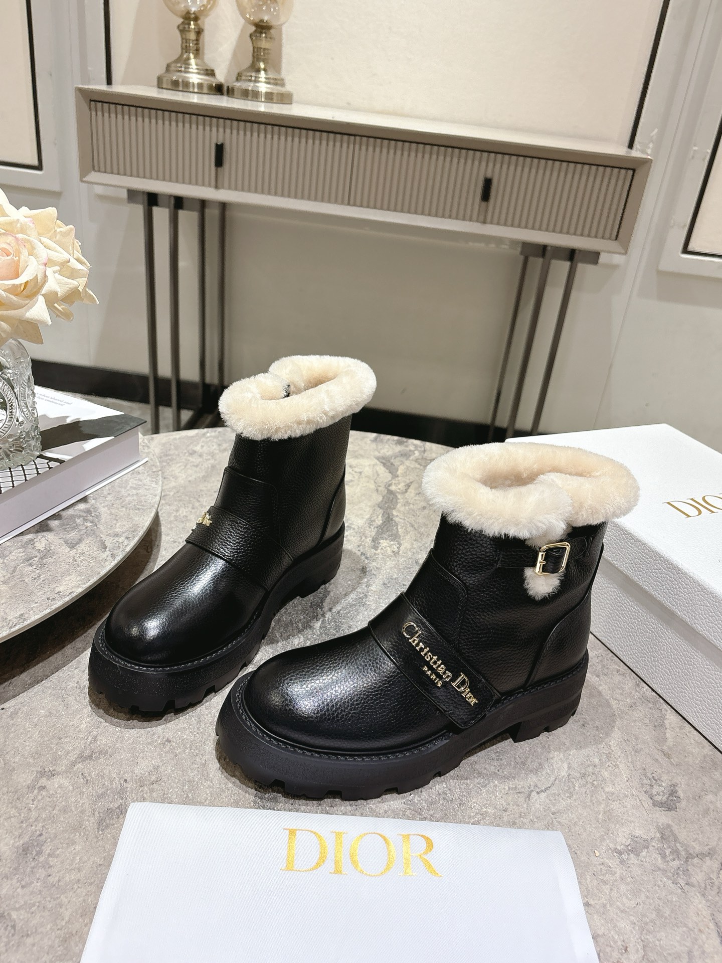 NO:578192,Dior Dior's new autumn and winter D-Town series punk style thick-heeled women's boots. The same style as the star's CD letter logo hardware buckle motorcycle knee-high boots. High-heeled square toe one-step knight high boots. Material upper imported full-grain calfskin + wool lining feet + up foam outsole + original molded hardware buckle Size35-39  Standard code (40.41 customized, non-refundable), snow boots, dior, dior, boots, cowhide19860909Dior 迪奥秋冬新款D-Town系列朋克风粗跟女靴 明星同款CD字母logo五金扣机车及膝长靴 高跟方头一脚蹬骑士高筒靴 材质鞋面进口全粒面小牛皮+羊毛内里垫脚+up发泡大底+原版开模五金扣 Size35-39 标准码（40.41定制不退换）,雪地靴,dior,dior,boots,cowhide,Women's Shoes