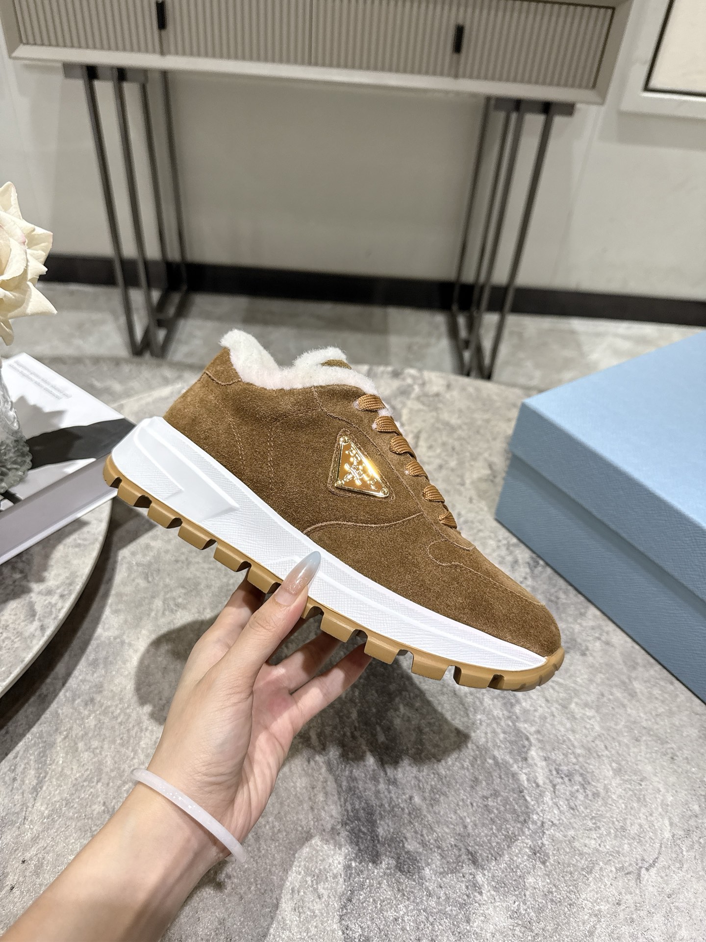 NO:592649,Prada/Prada 25 autumn and winter couples' lace-up furry sneakers. Top-notch goods. Imported nappa cowhide leather upper with raised layered design. Light and breathable, soft and comfortable. Calfskin genuine leather edging. Unique sports style. Genuine leather tongue with classic PRADA letter red rubber label badge to fully display the brand style. Transparent air-cushion midsole with lightweight tread rubber outsole. Lightweight and increased by about 4CM. Lining with wool lining. Excellent foot feel. Comes with original packaging.  Size: Female 35-39 Male 39-44 (Female 40.41 customized), casual shoes/sports shoes, prada, prada, sneakers, cowhide19860909Prada/普拉达 25秋冬季情侣款系带毛毛运动鞋 顶级猛货 进口纳帕牛皮鞋面凸起层次设计感 轻盈透气 柔软舒适 小牛皮真皮包边装饰 颇具与众不同的运动风范 真皮鞋舌配经典PRADA字母红色胶标徽章 尽显品牌格调 透明气垫中底配轻质胎纹橡胶大底 轻盈且增高约4CM 内里毛里 脚感极佳 配原包装 码数:女35-39 男39-44（女40.41订做）,休闲鞋/运动鞋,prada,prada,sneakers,cowhide,Women's Shoes